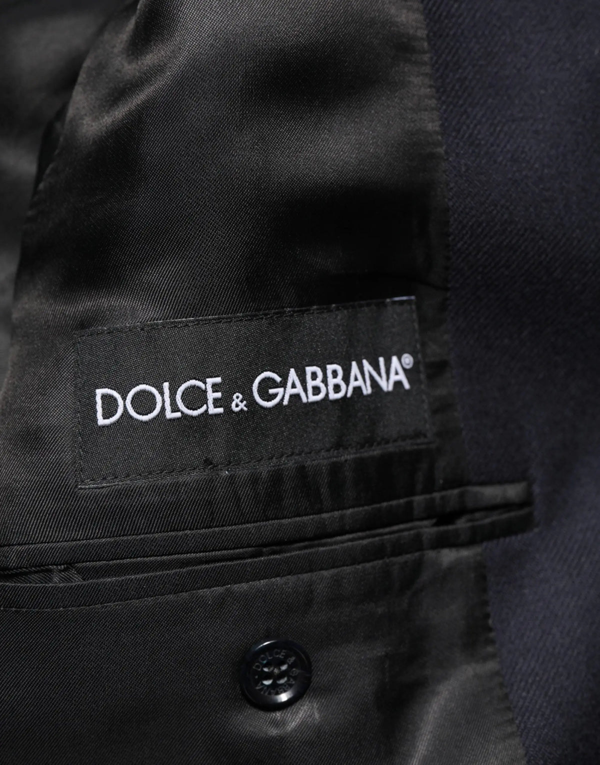 Étiquette noire dolce & gabbana brodée blanche sur tissu satin intérieur veste manteau blazer costume homme bleu marine laine