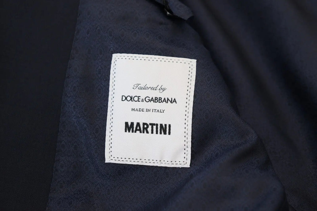 Étiquette blanche rectangulaire avec texte noir tailleur par dolce & gabbana fait en italie martini sur blazer bleu marine en laine simple boutonnage