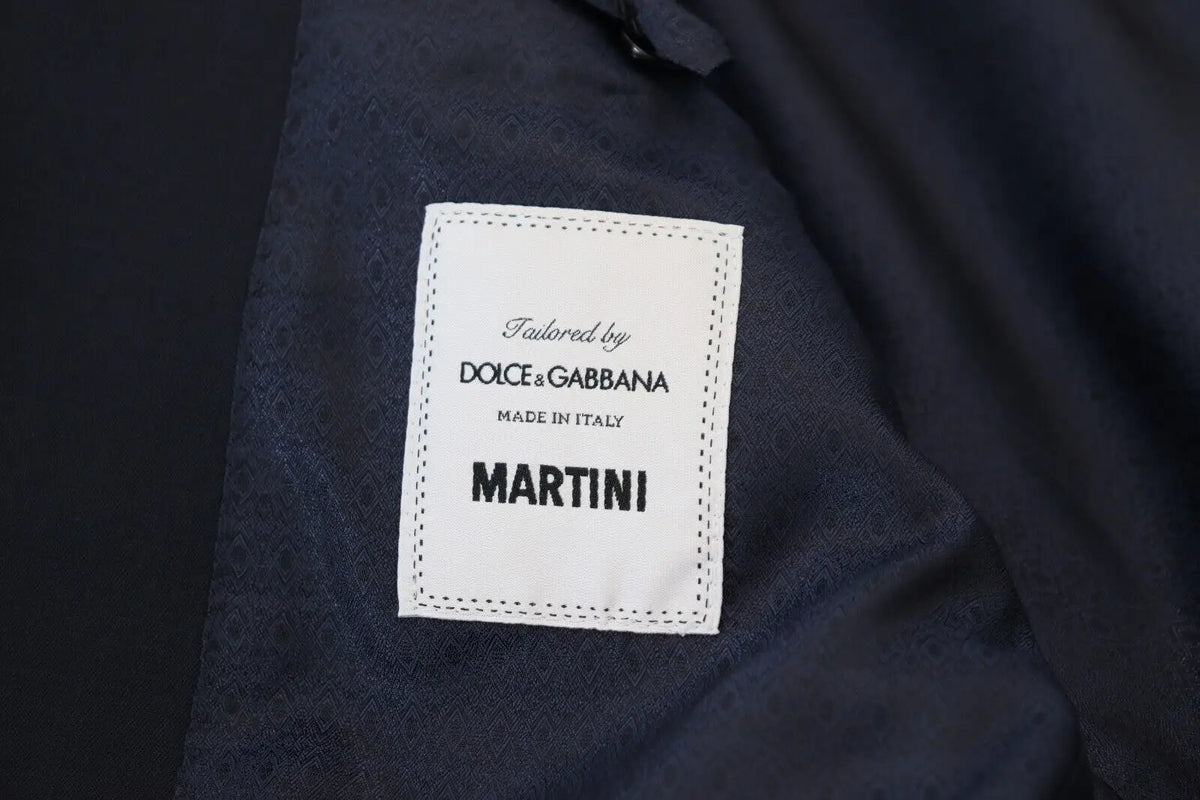 Étiquette blanche rectangulaire avec texte noir tailleur par dolce & gabbana fait en italie martini sur blazer bleu marine en laine simple boutonnage