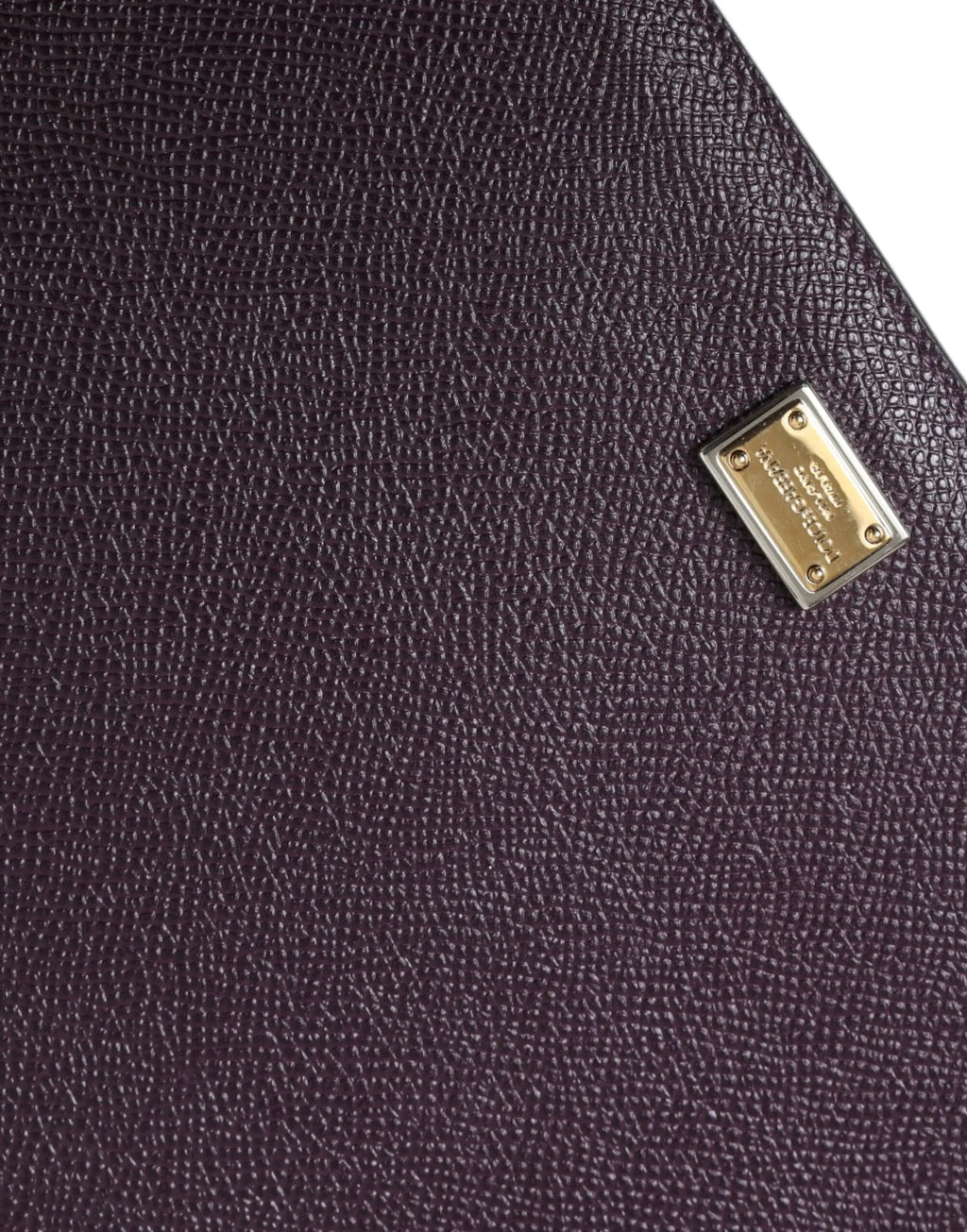 Dolce & Gabbana étui tablette en cuir brun foncé avec plaque logo en métal doré et texture cuir violet foncé