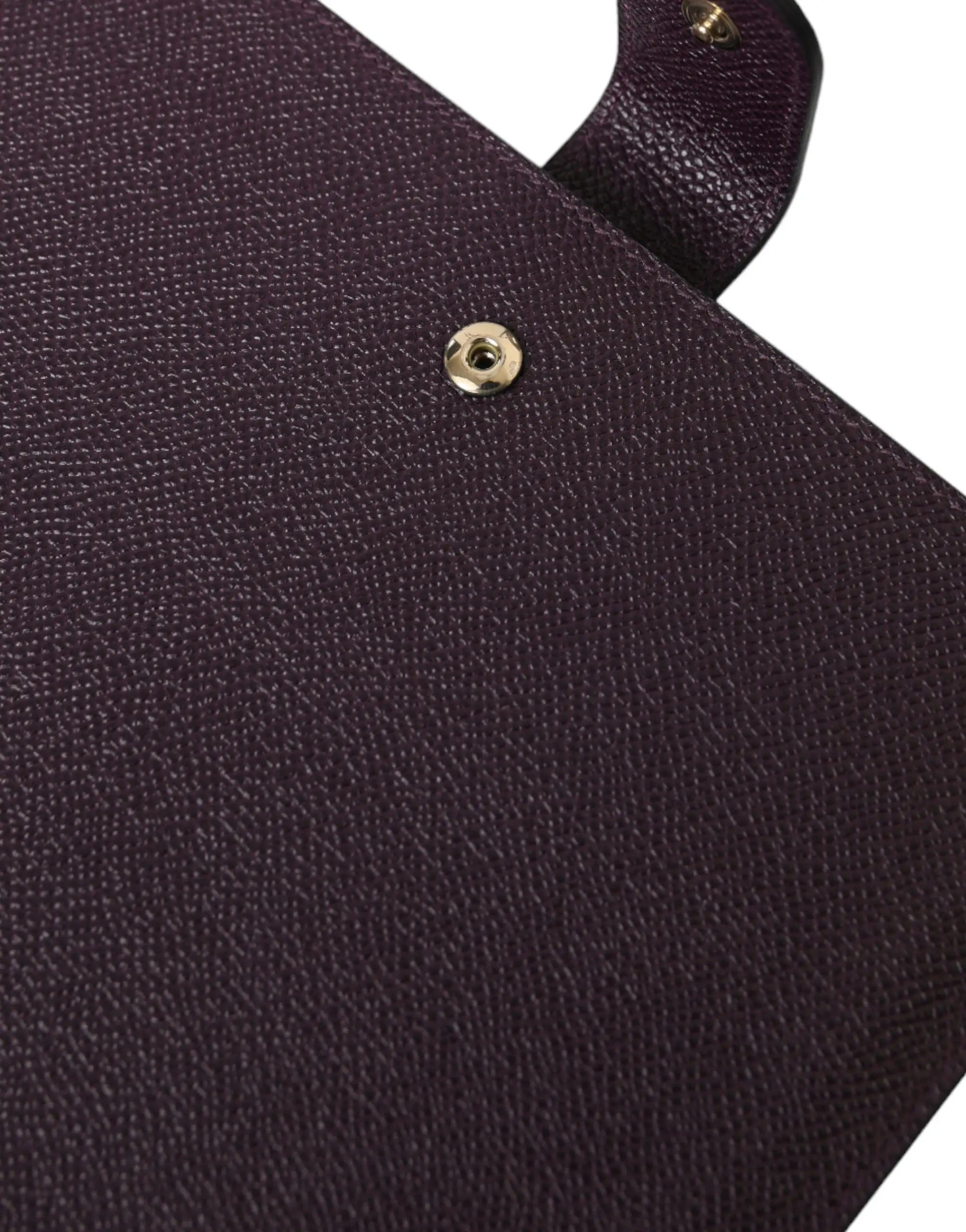 Dolce & Gabbana pochette tablette en cuir brun foncé avec logo et clutch en cuir texturé violet foncé à fermeture bouton doré