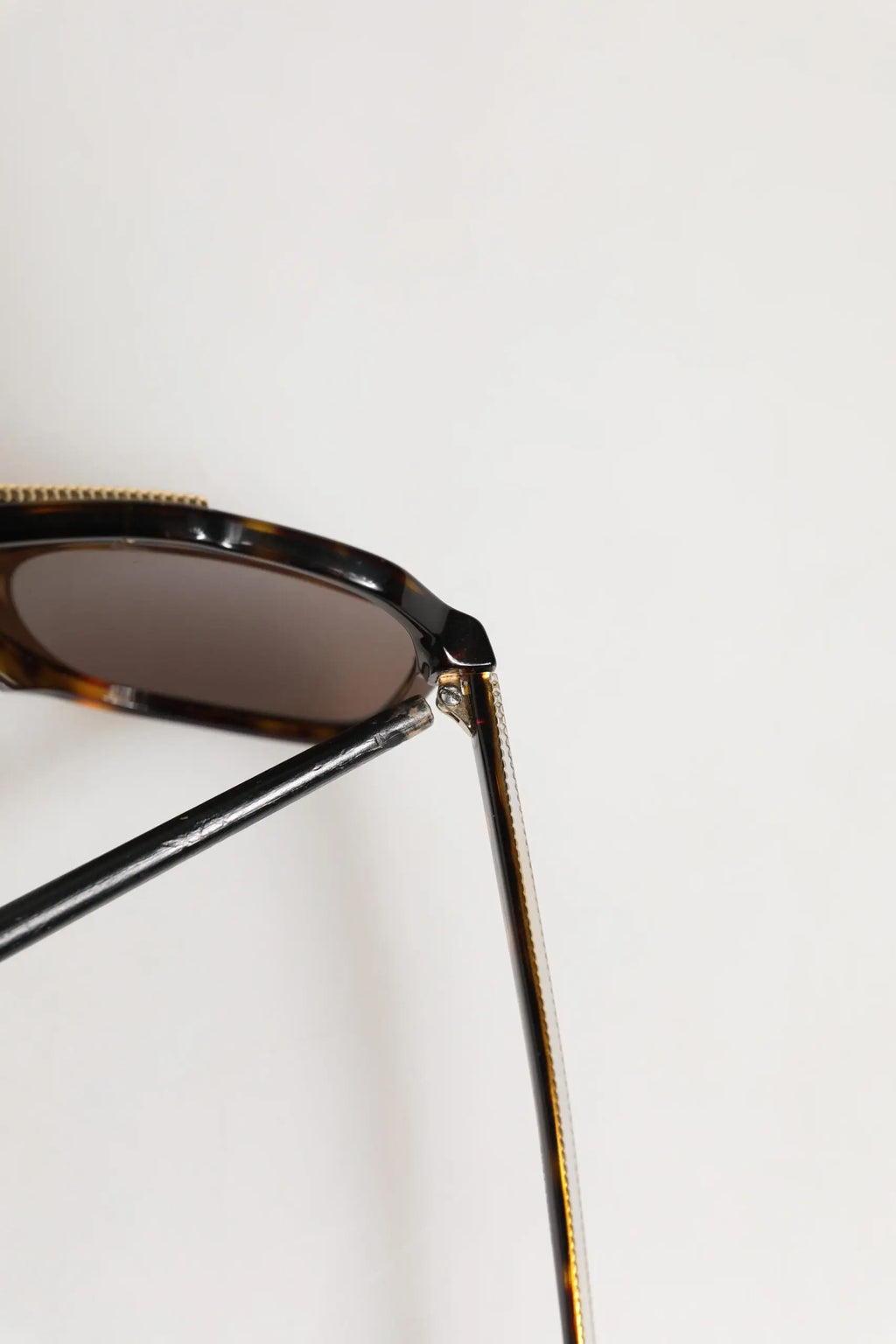 Lunettes de soleil pilote dolce & gabbana en acétate écaille de tortue brun foncé avec verres foncés et accents métal doré