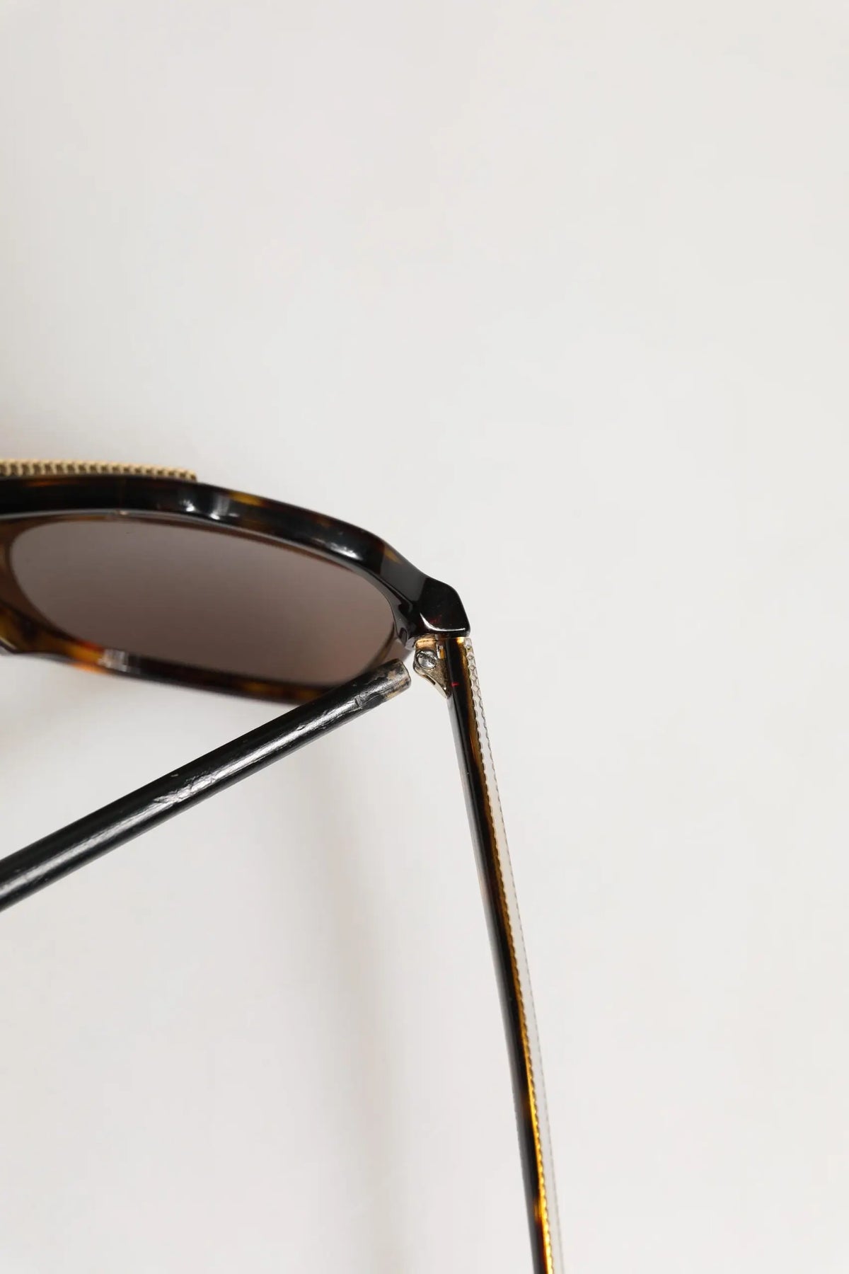 Lunettes de soleil pilote dolce & gabbana en acétate écaille de tortue brun foncé avec verres foncés et accents métal doré