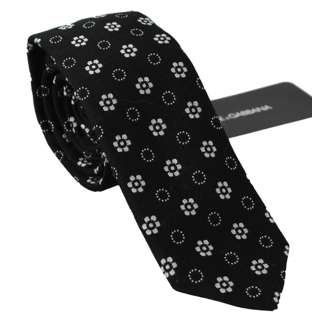 Cravate classique dolce & gabbana en soie noire avec motif floral blanc délicat et étiquette de marque visible