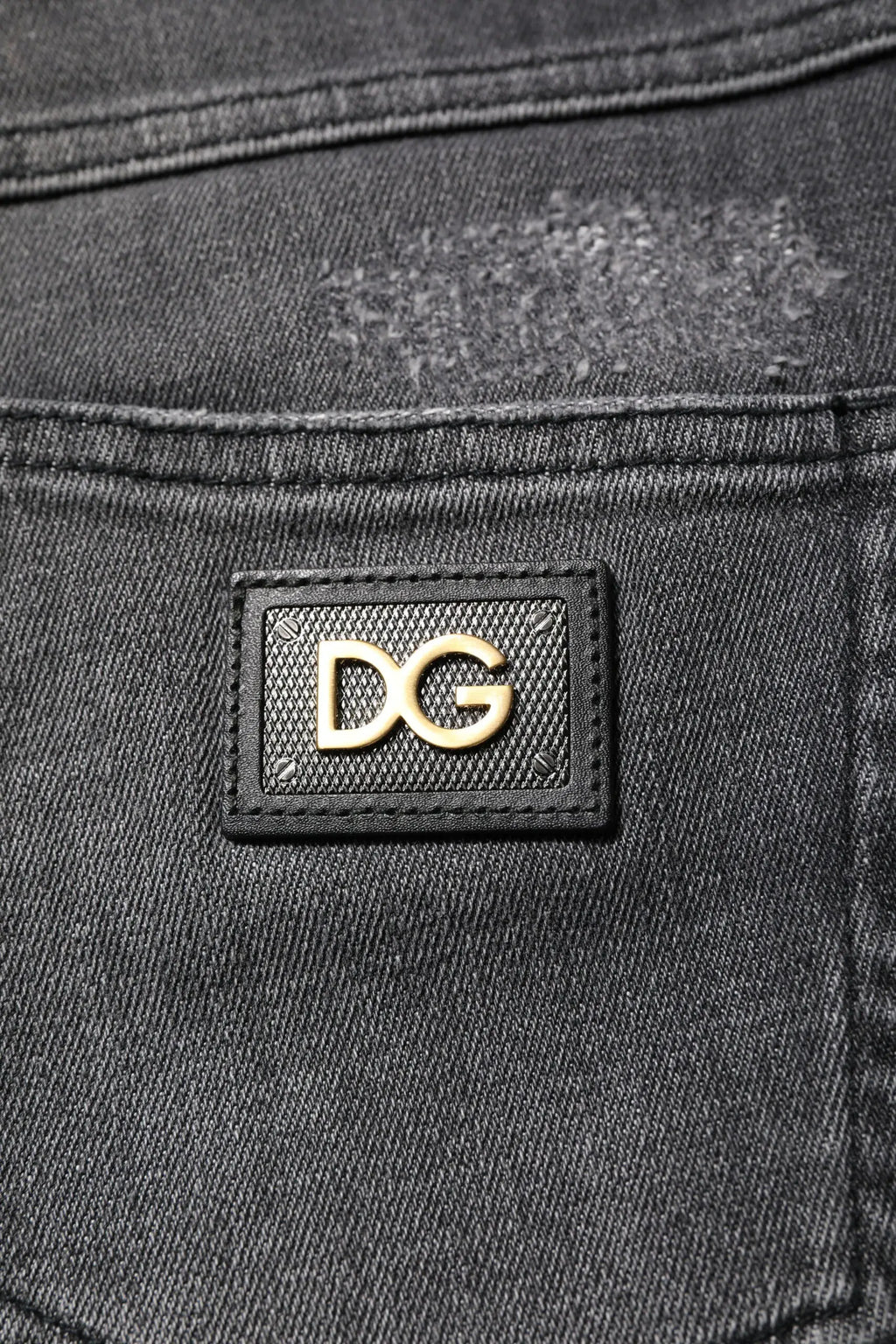 Jean slim en denim coton noir dolce gabbana avec patch logo dg doré sur la poche arrière