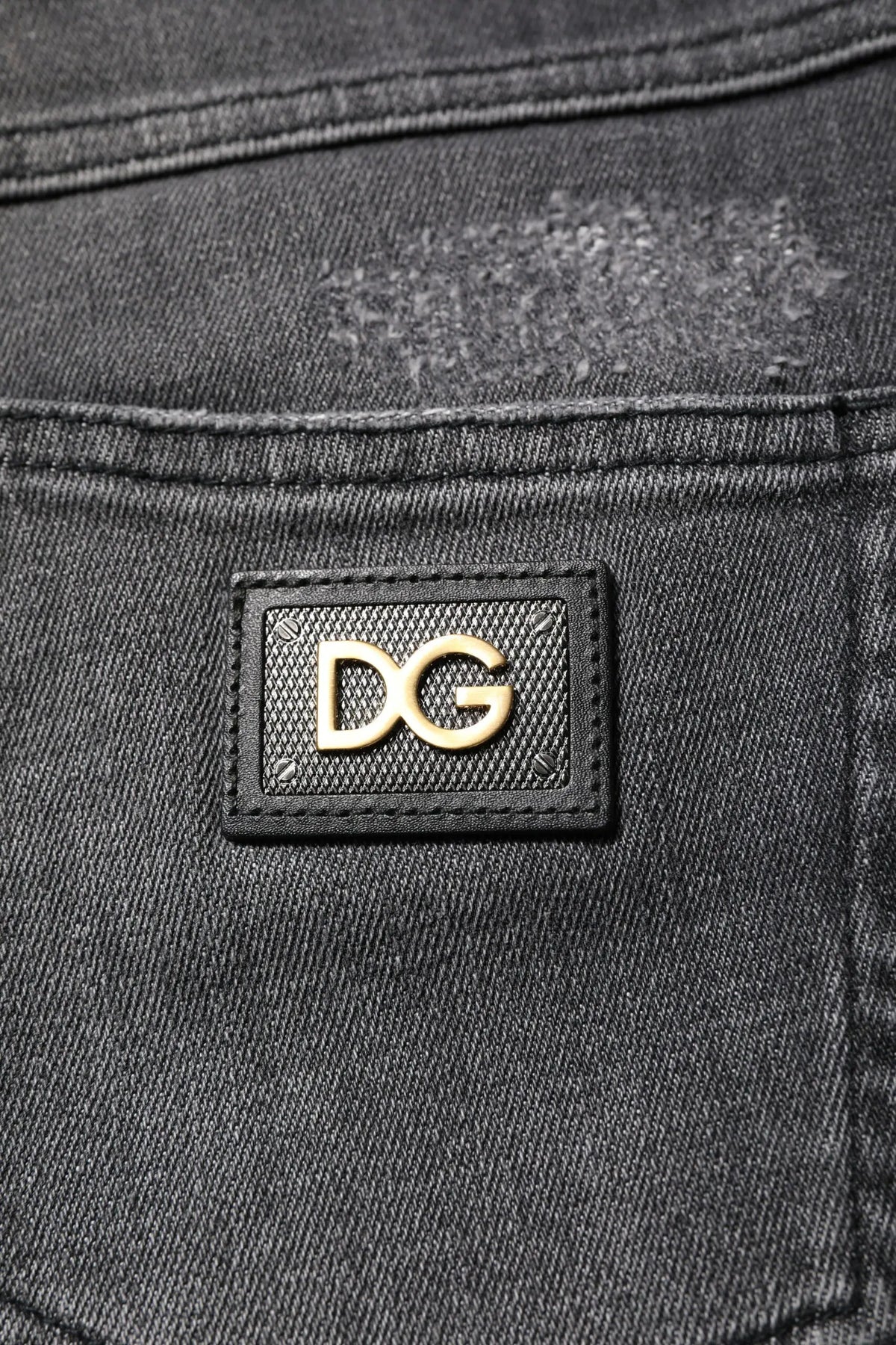 Jean slim en denim coton noir dolce gabbana avec patch logo dg doré sur la poche arrière