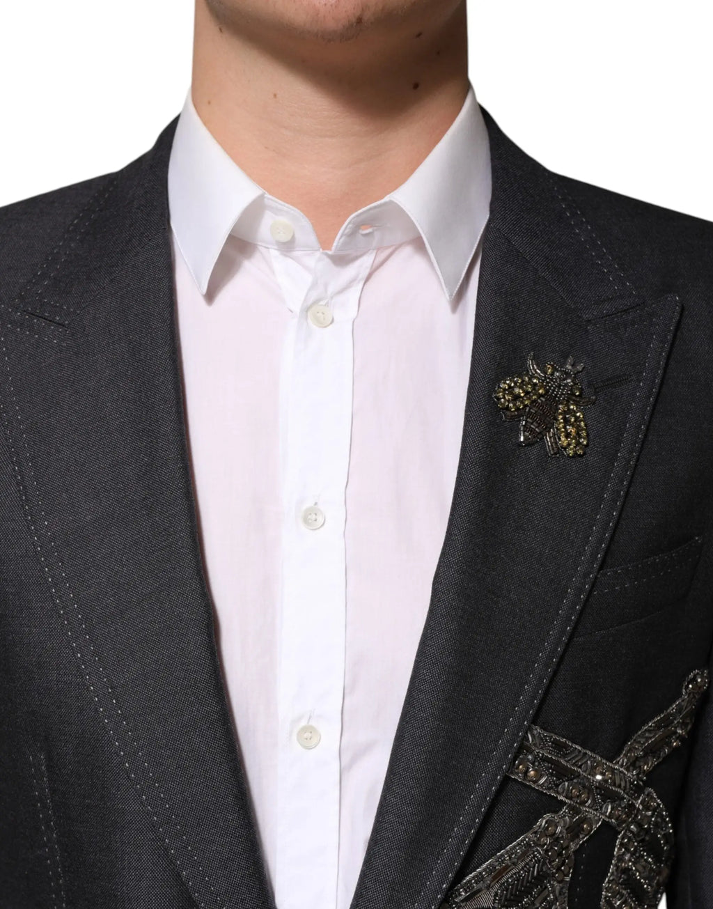 Épinglette abeille en perles noires et dorées sur blazer en laine gris foncé dolce & gabbana