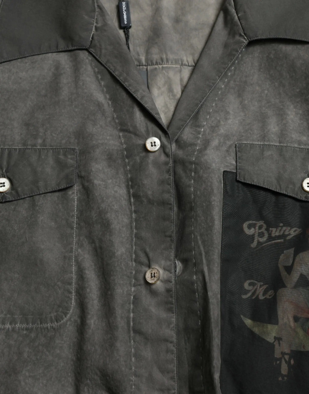 Chemise dolce & gabbana en coton gris foncé avec col boutons et patch graphique vintage sur la poche poitrine