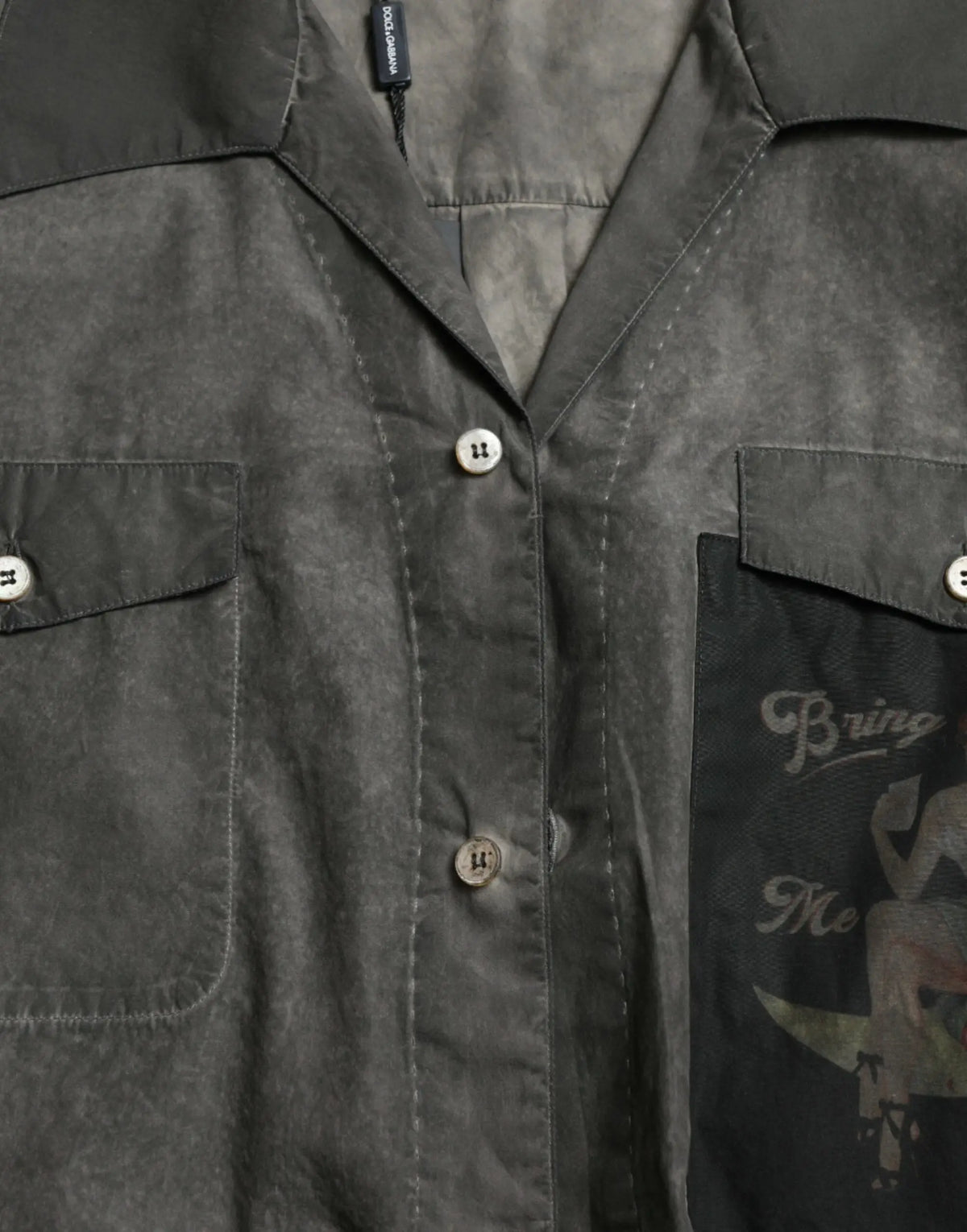 Chemise dolce & gabbana en coton gris foncé avec col boutons et patch graphique vintage sur la poche poitrine