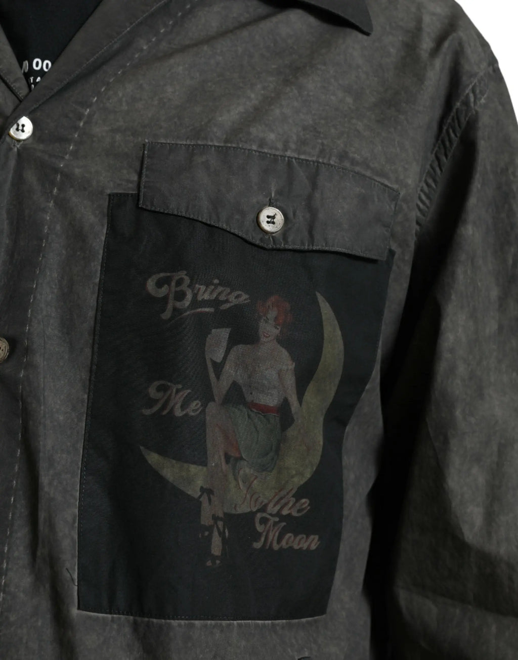 Veste en denim gris foncé dolce & gabbana avec poche noire illustrée vintage femme lune texte bring me to the moon