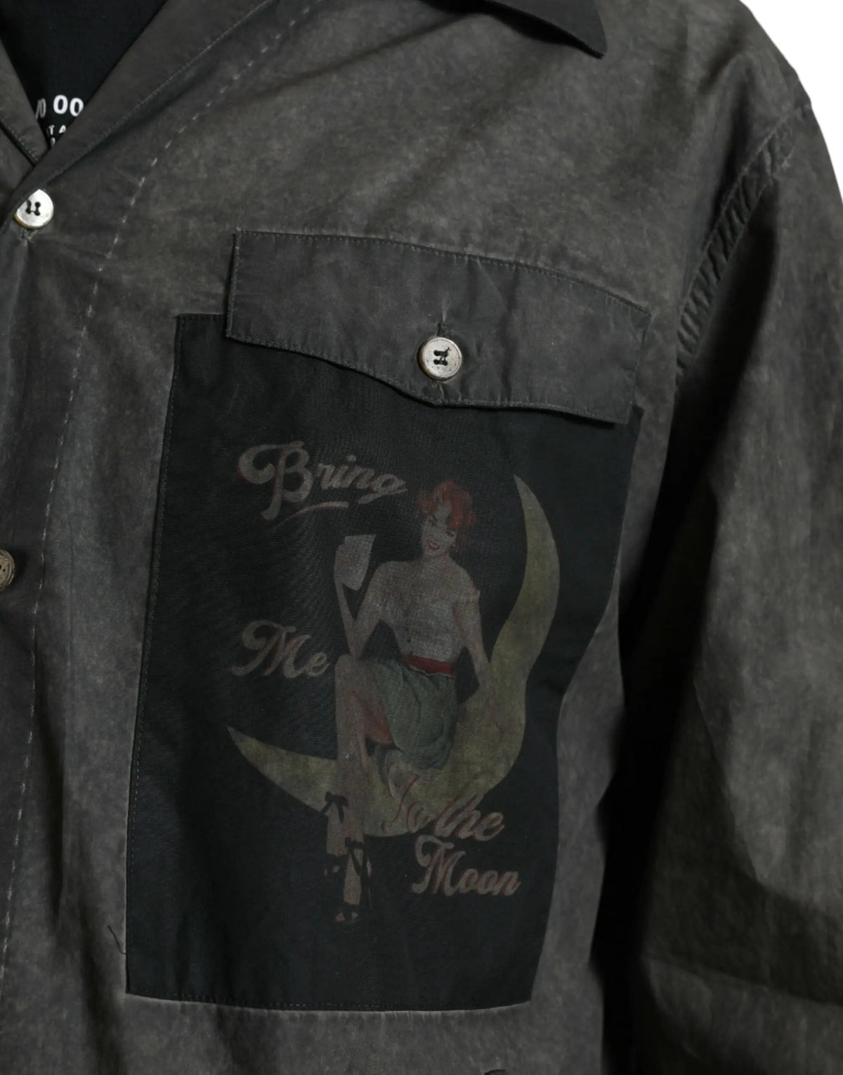 Veste en denim gris foncé dolce & gabbana avec poche noire illustrée vintage femme lune texte bring me to the moon