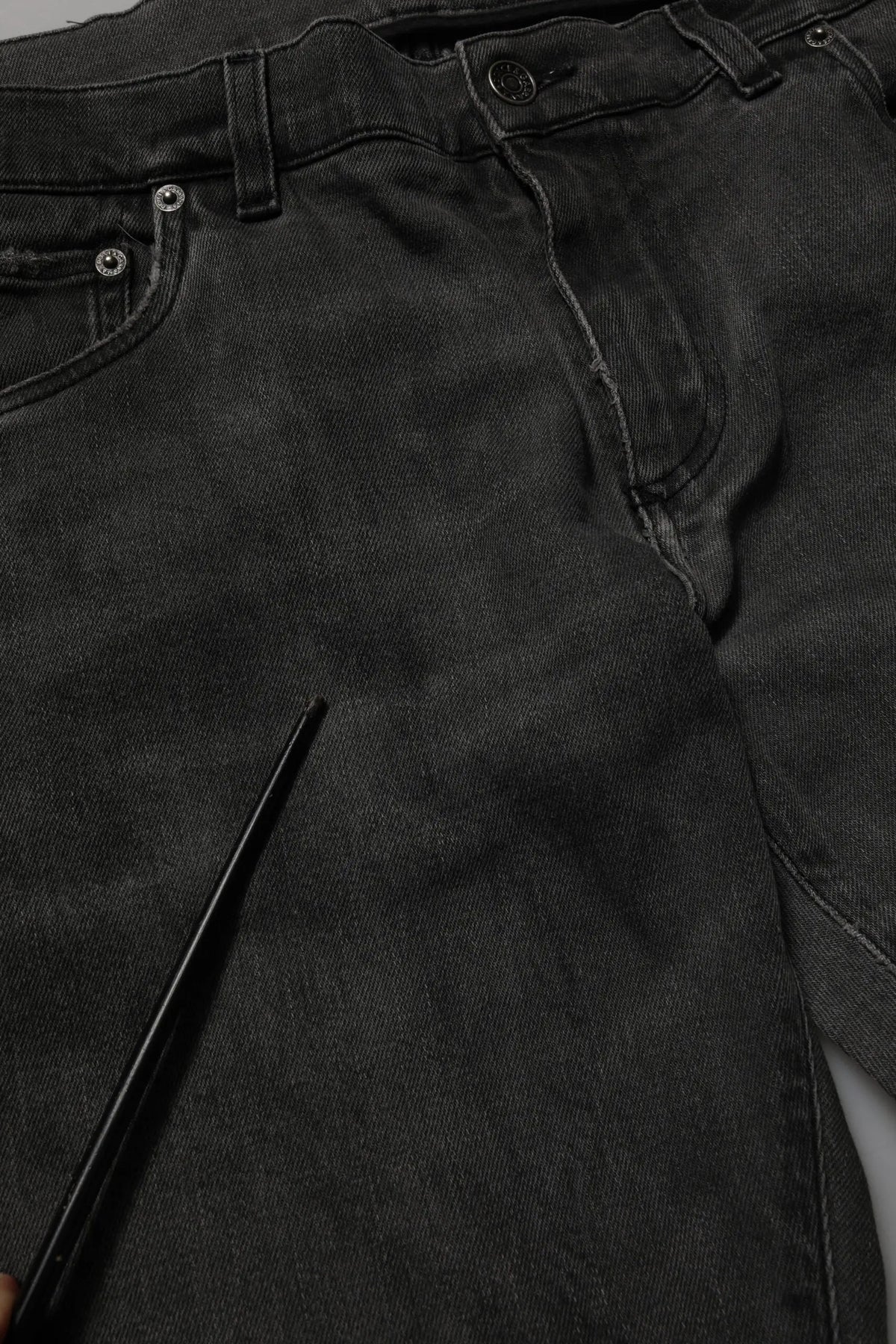 Jean slim homme dolce & gabbana en coton gris foncé avec boutons métalliques argentés et coutures visibles