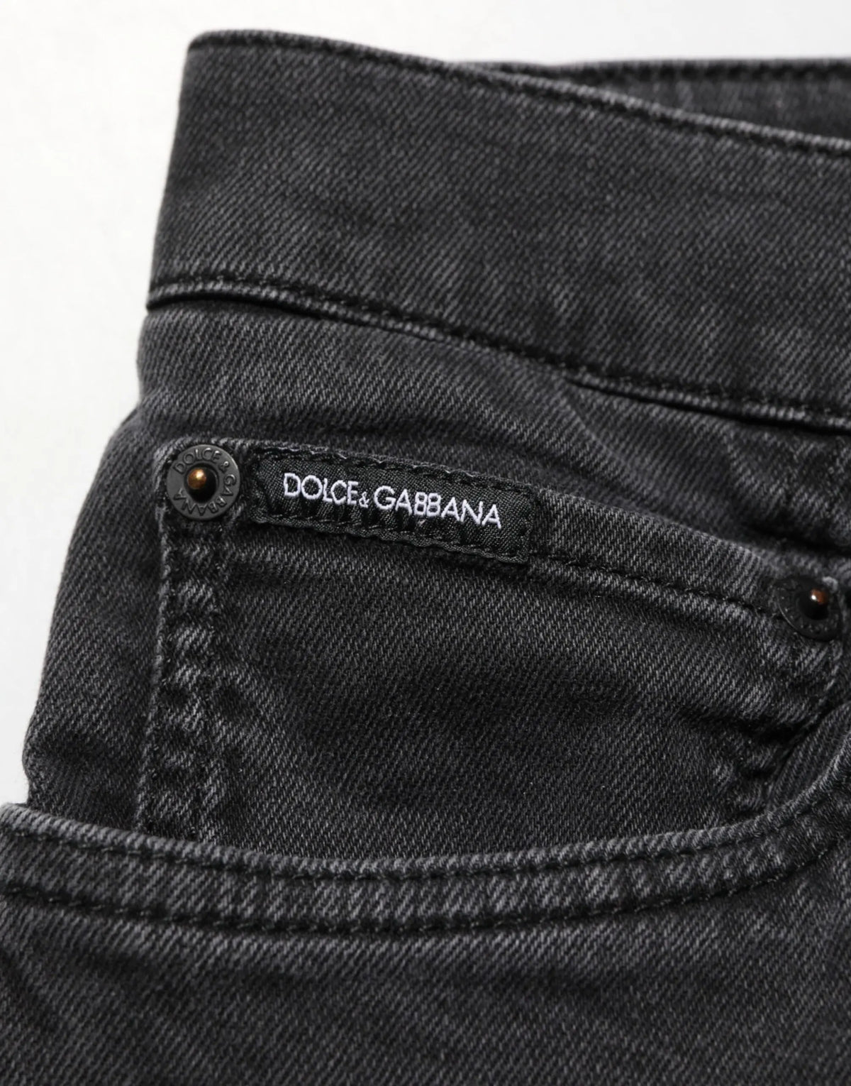 Jeans en denim extensible coton gris foncé dolce gabbana vue de dos avec étiquette de marque sur la poche arrière