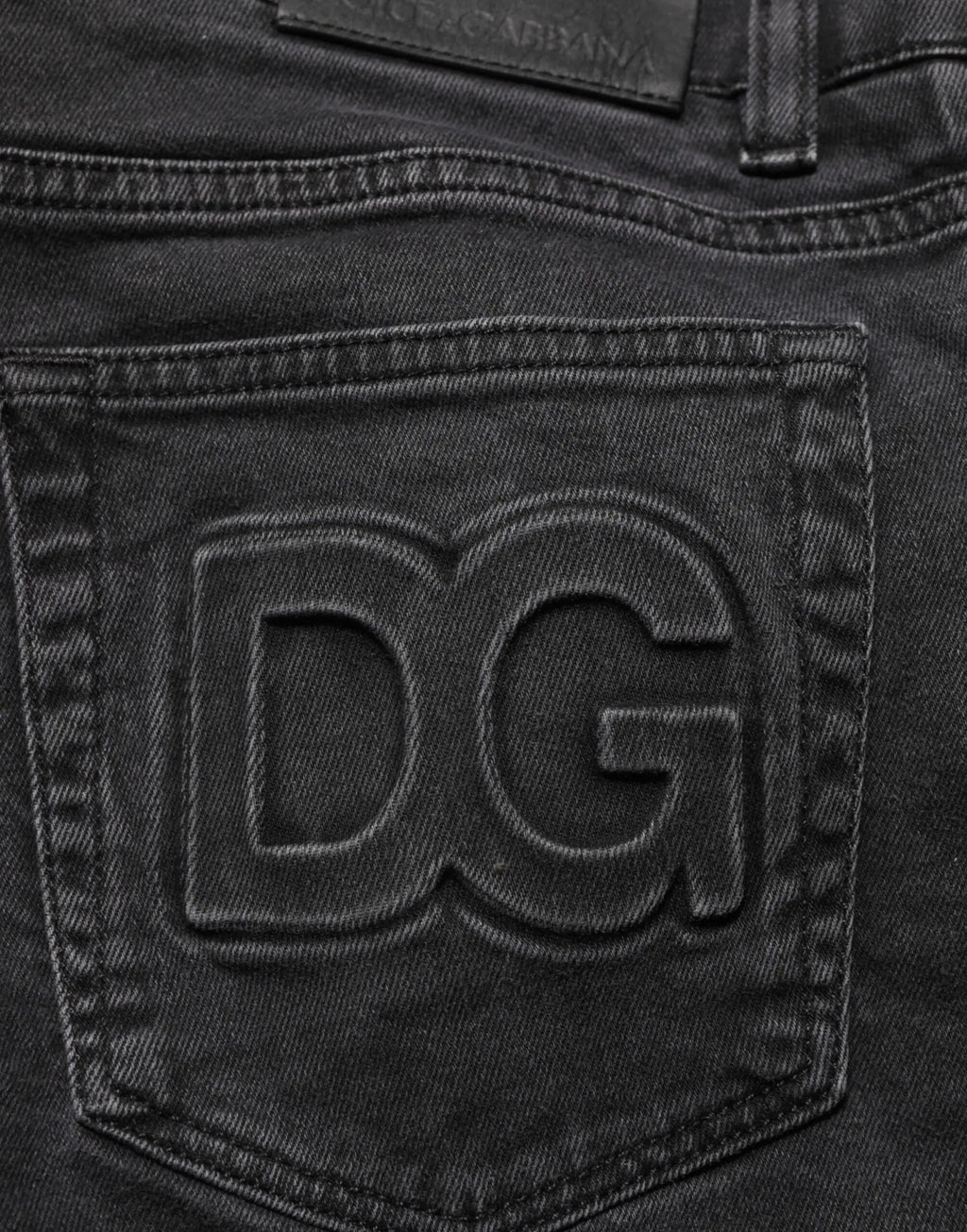 Jeans en denim stretch coton gris foncé dolce gabbana vue dos avec logo dg embossé sur la poche arrière