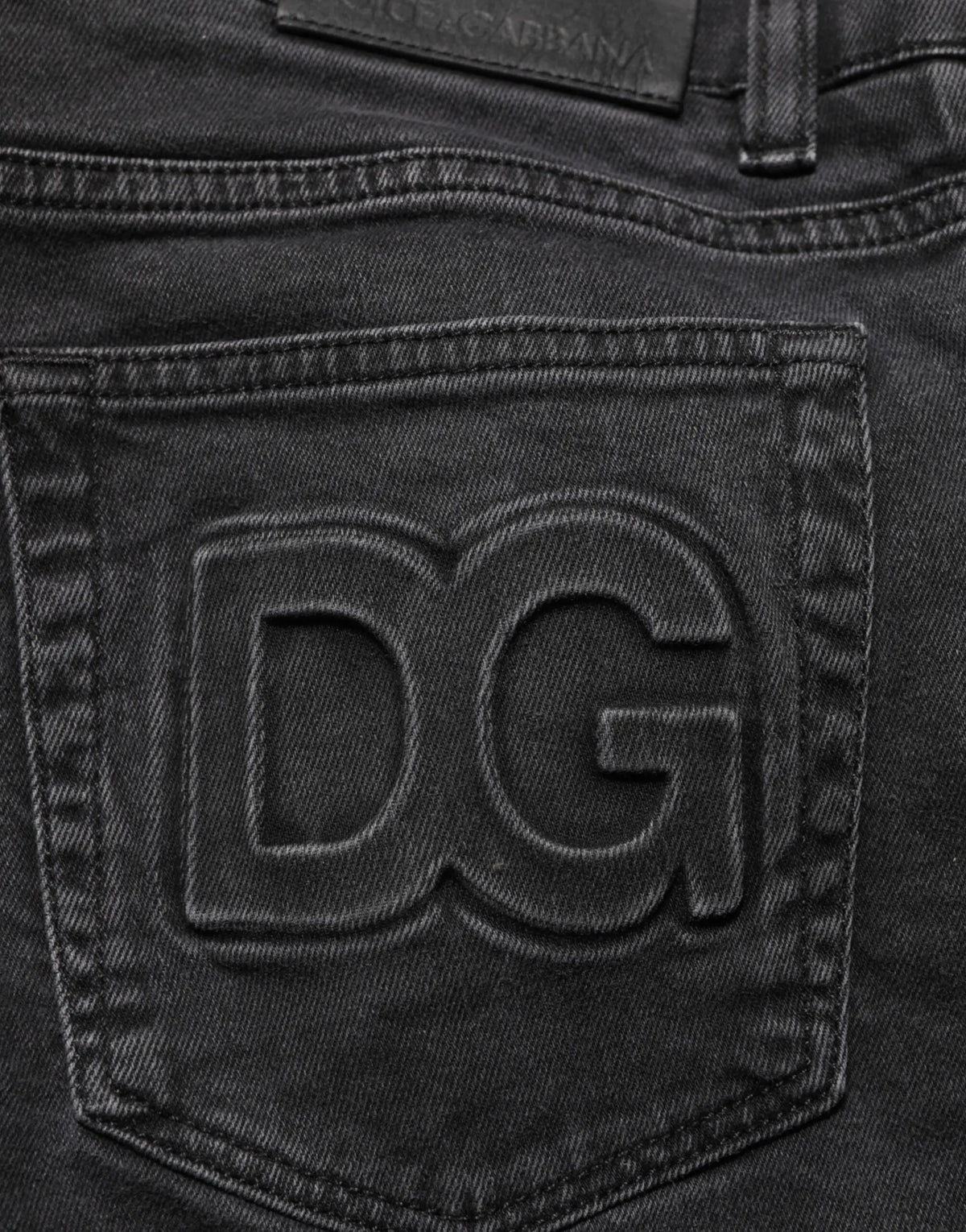 Jeans en denim stretch coton gris foncé dolce gabbana vue dos avec logo dg embossé sur la poche arrière