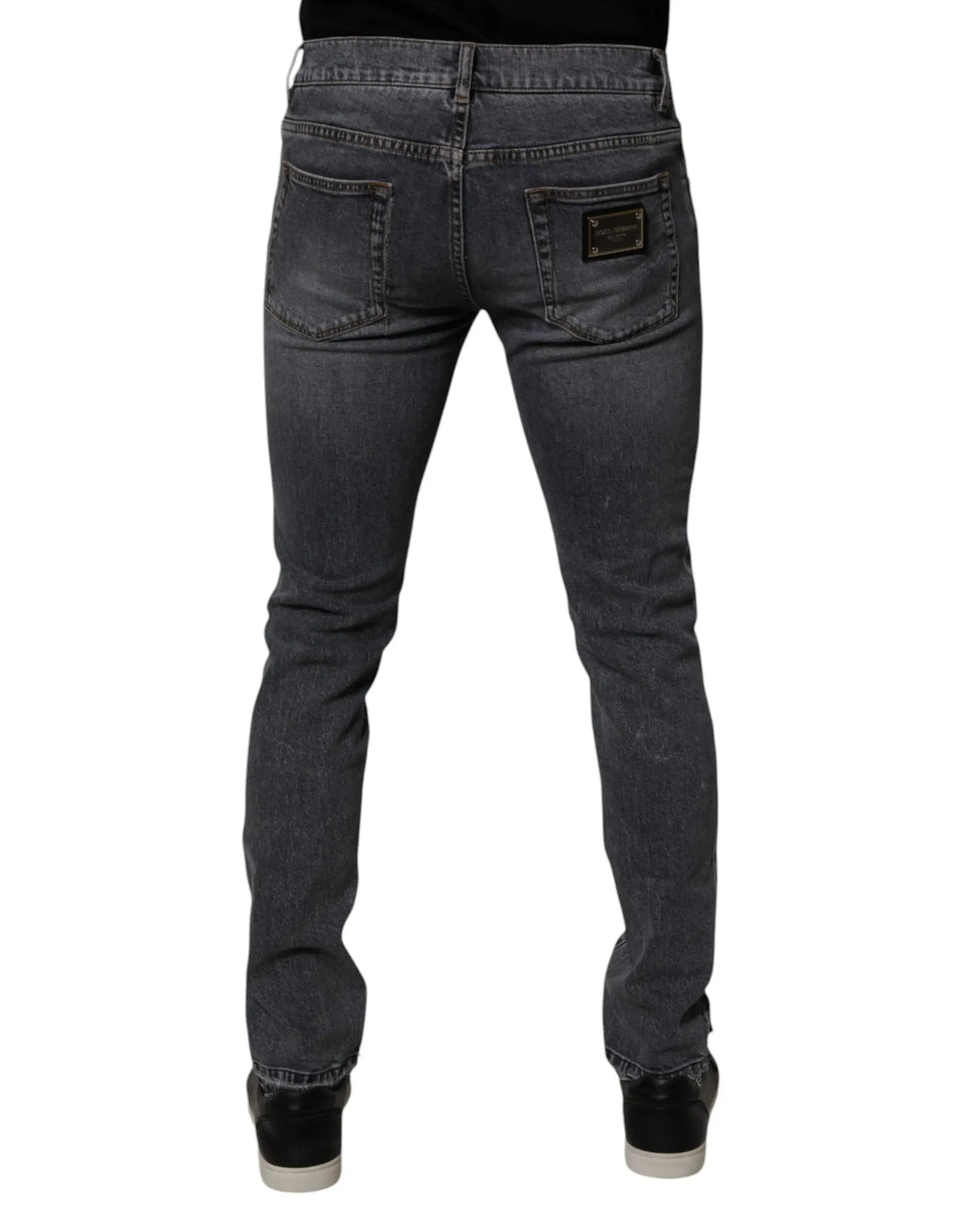 Jeans slim en denim stretch coton gris foncé dolce & gabbana vue arrière avec patch cuir noir sur la poche arrière droite