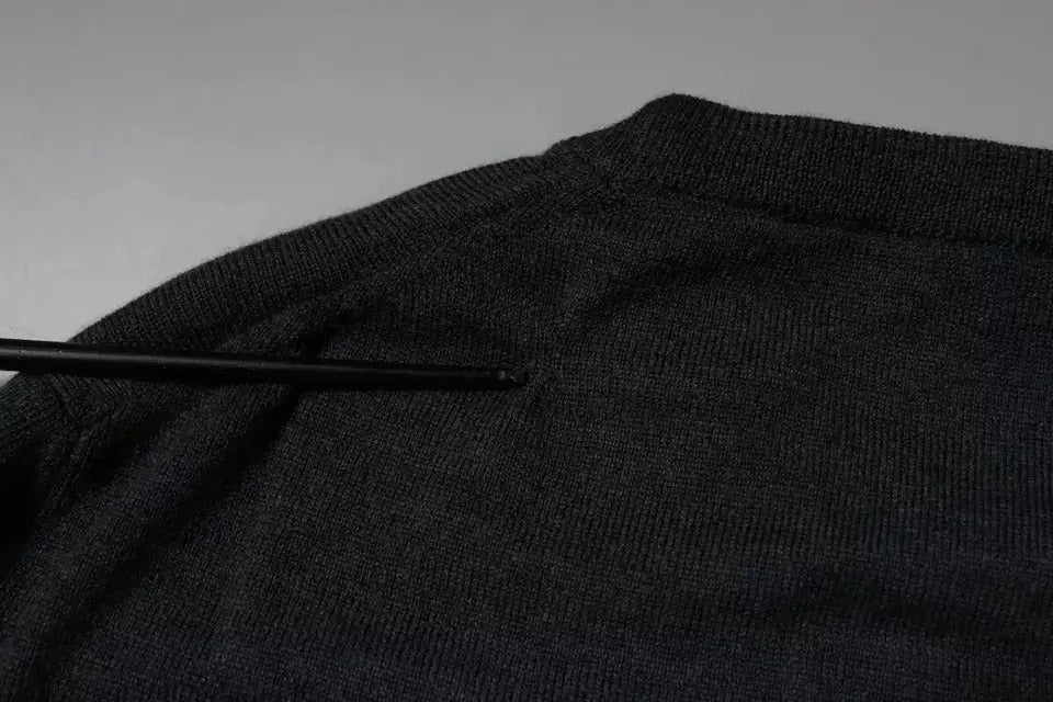 Col roulé noir en maille côtelée du pull dolce gabbana gris foncé avec logo dg au col rond