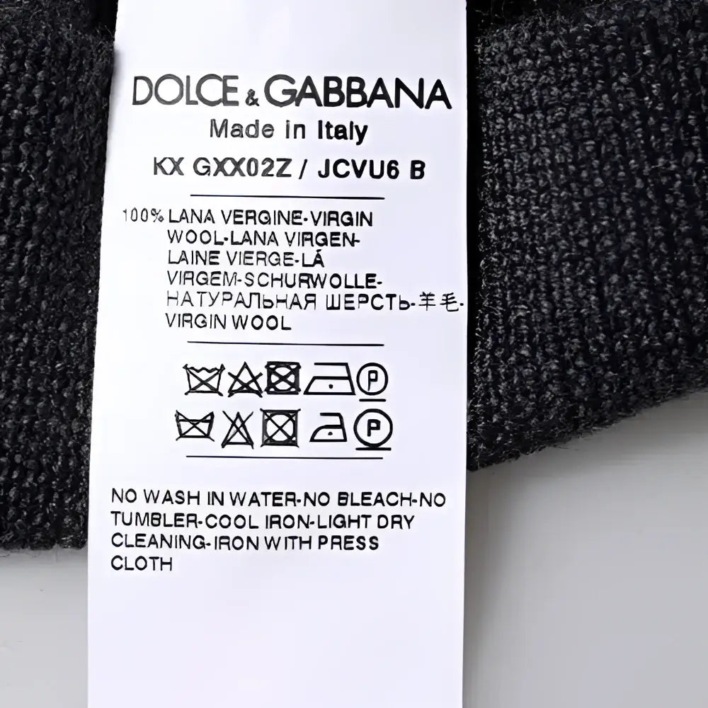 Étiquette dolce & gabbana indiquant un pull col rond gris foncé en laine vierge 100 made in italy