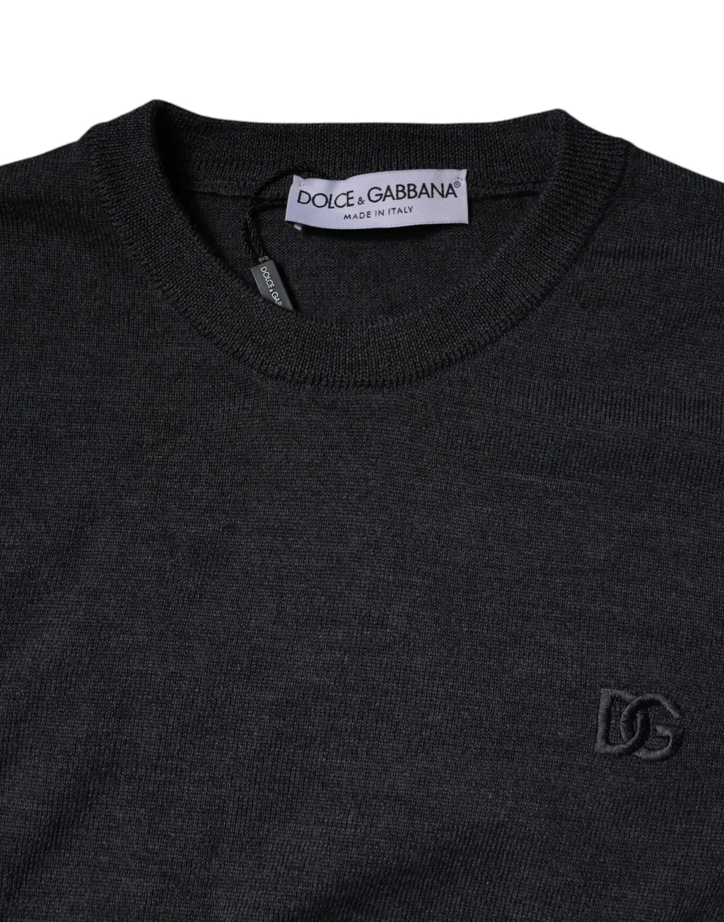 Pull en maille dolce & gabbana gris foncé avec texture chinée subtile et logo dg brodé sur la poitrine