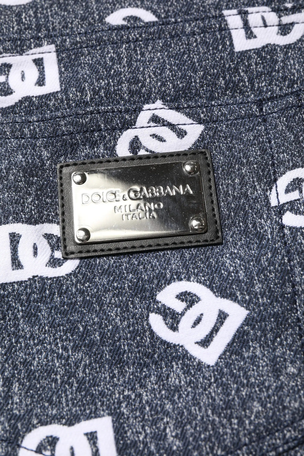 Jeans skinny slim en coton denim gris foncé dolce & gabbana avec logo blanc et plaque métallique argentée sur le devant