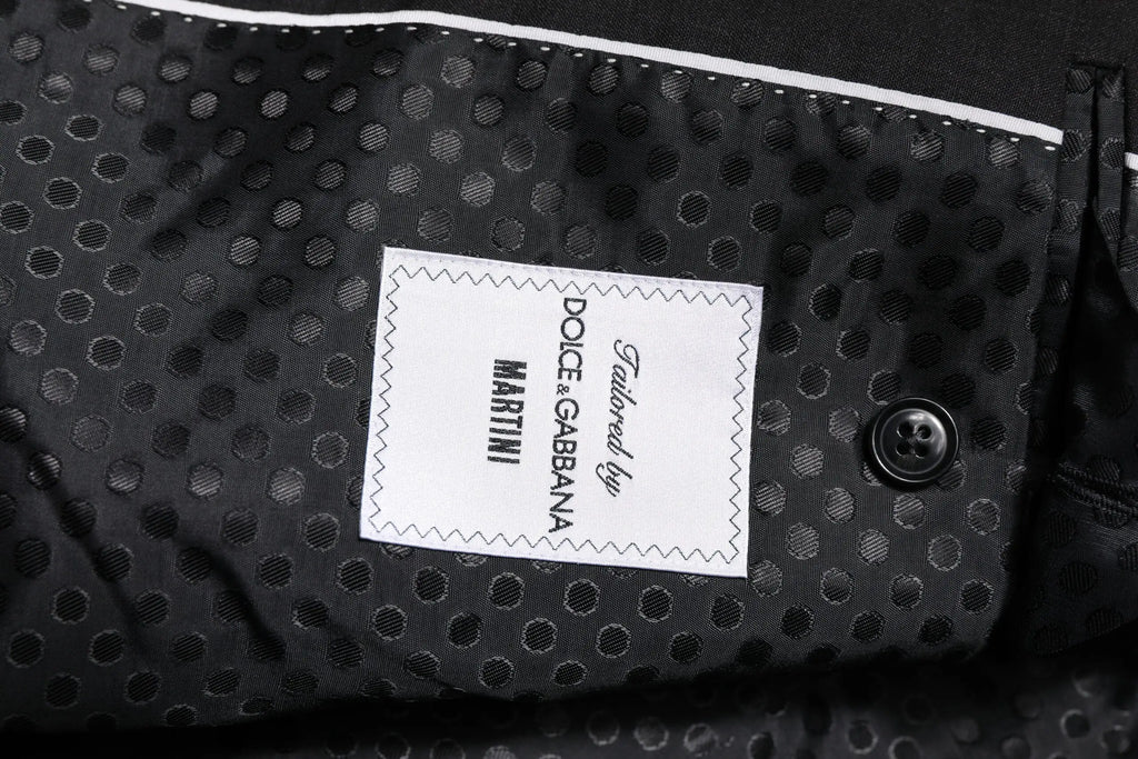 Tissu à pois noirs avec étiquette blanche tailored by dolce & gabbana martini et bouton noir de veste grise foncée martini