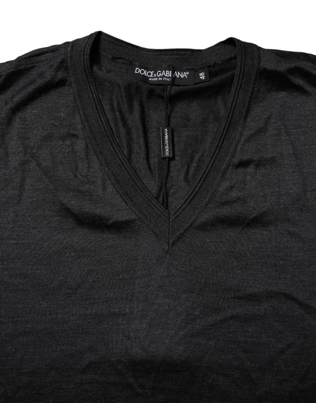T-shirt dolce & gabbana gris foncé en soie avec col en v et manches courtes taille 48