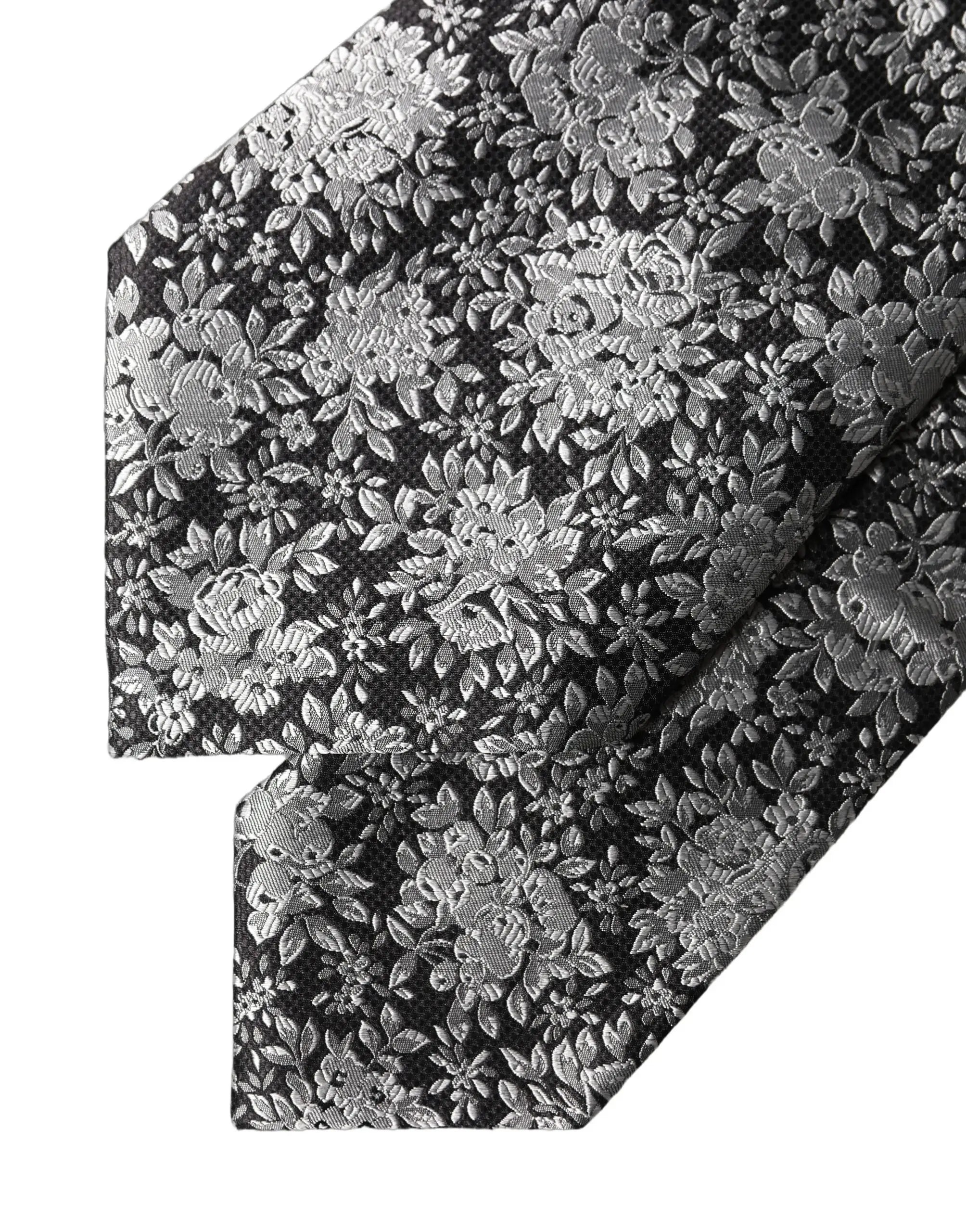 Une cravate femme ajustable dolce & gabbana en soie noire avec motif floral argenté détaillé et feuilles délicates