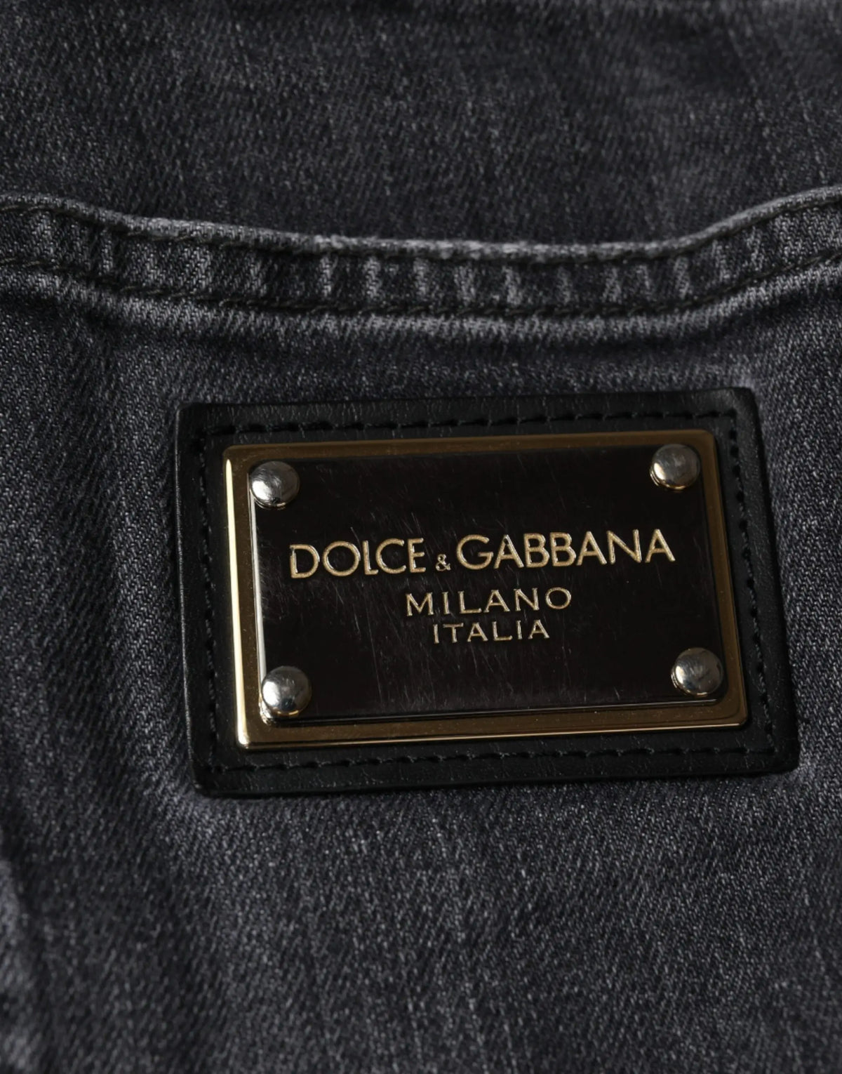 Patch en cuir noir avec lettrage doré dolce & gabbana milano italia sur jean skinny gris foncé en coton délavé