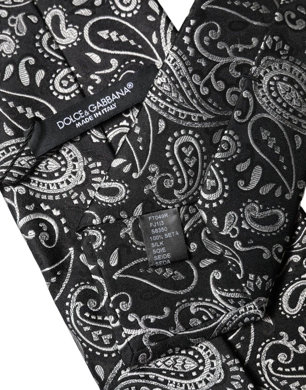 Cravate pour femme dolce & gabbana en soie noire avec motif paisley argenté et étiquette made in italy