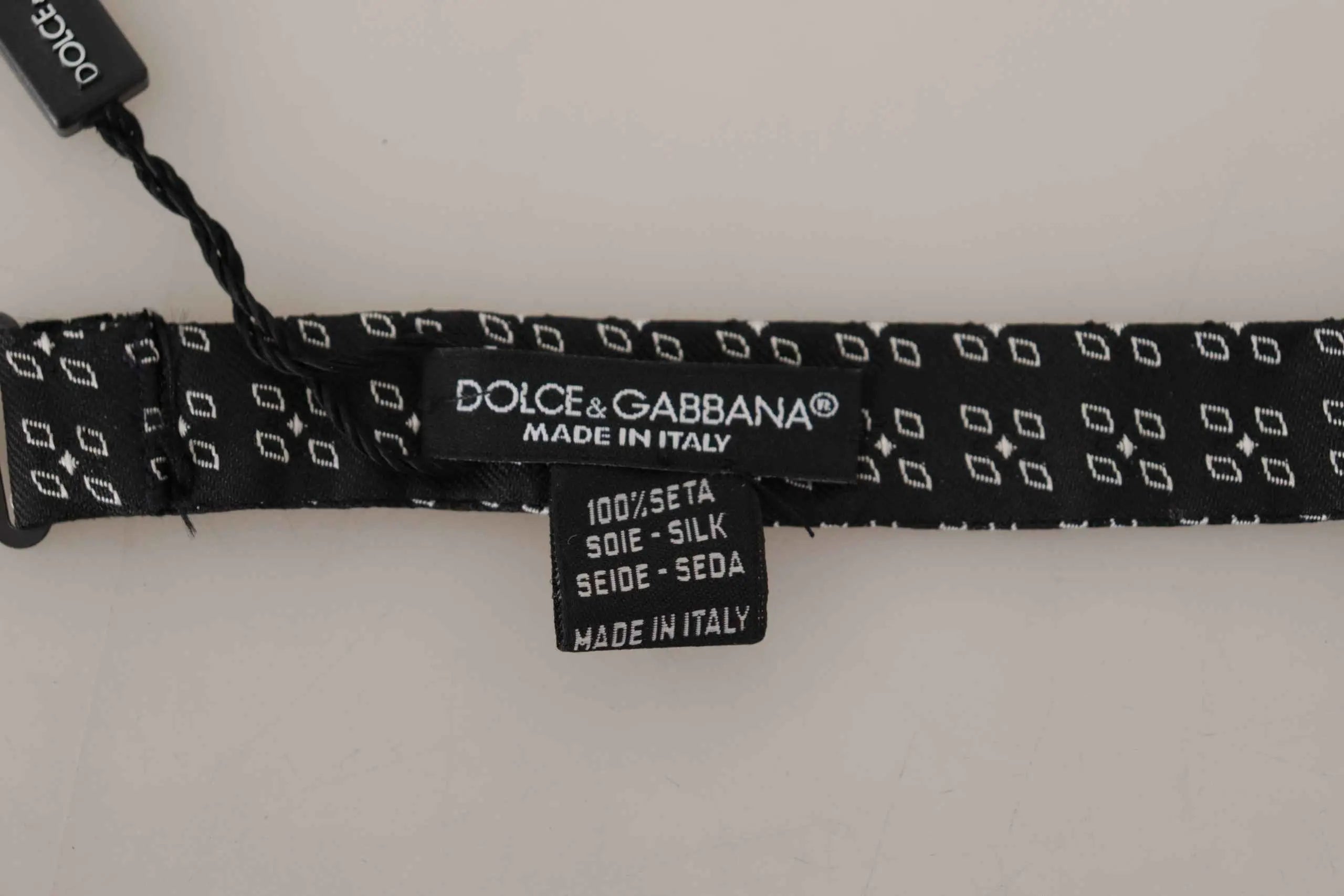 Cravate papillon dolce gabbana en soie 100 pour cent noire à motif géométrique blanc avec étiquette made in italy