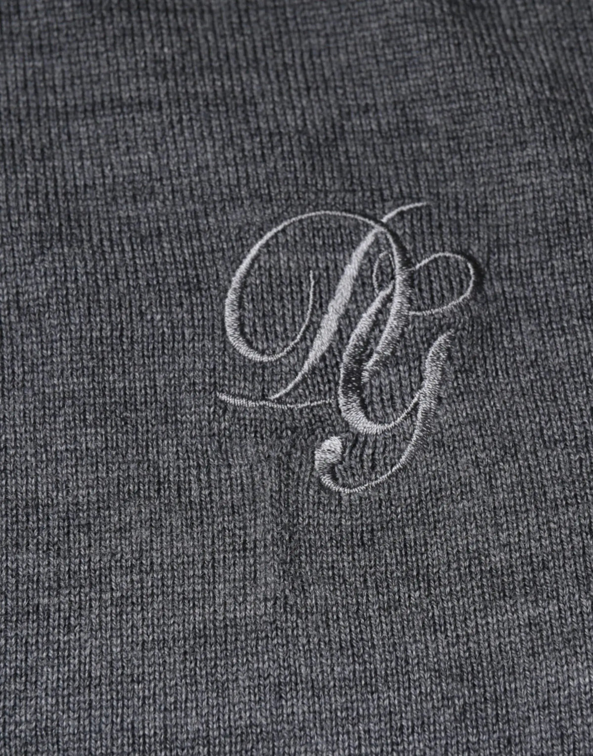 Pull-over dolce & gabbana gris foncé en laine avec logo monogramme argent brodé sur tissu texturé
