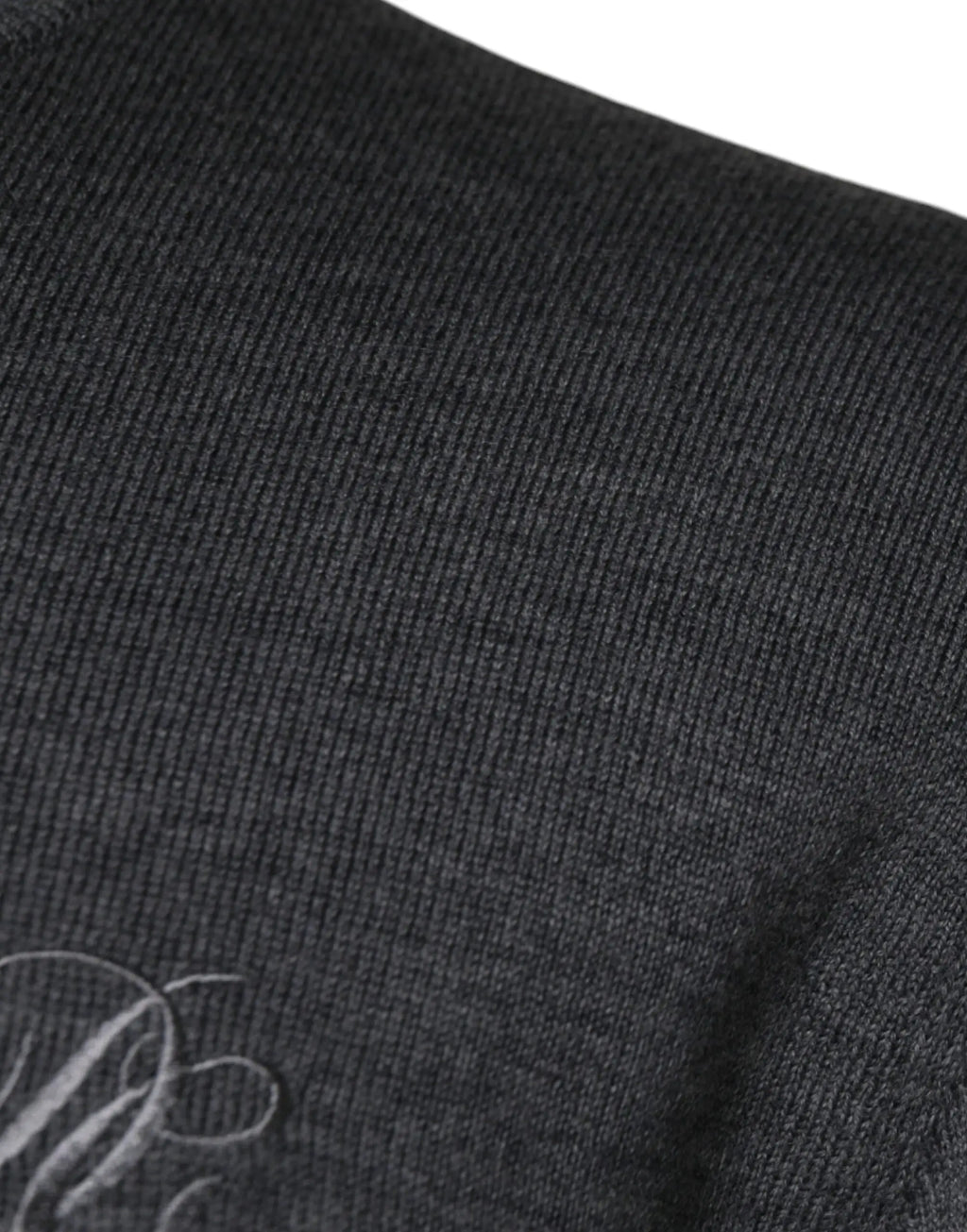 Pull over en laine gris foncé dolce & gabbana avec col rond en tricot côtelé et logo brodé subtil au niveau de la poitrine