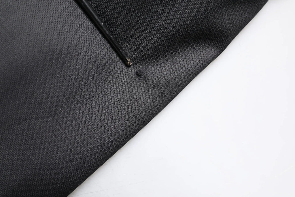 Tissu texturé noir avec motif tissé subtil et petit trou sombre sur le bord du costume deux pièces en laine Dolce & Gabbana gris foncé