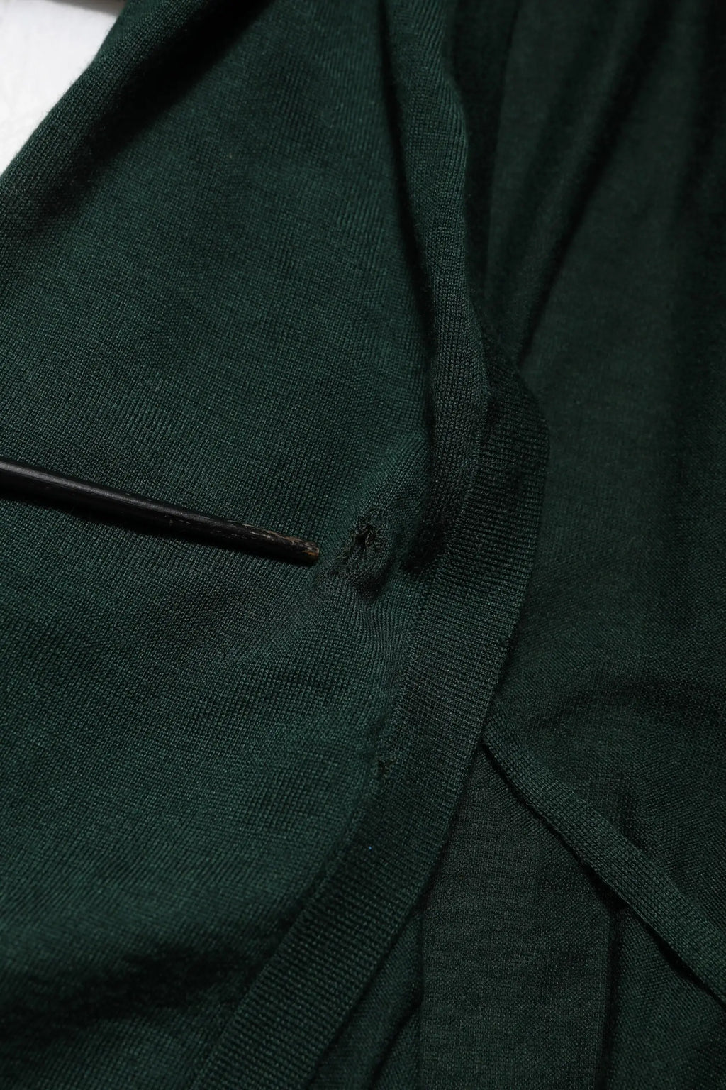 Dolce & gabbana cardigan en cachemire et soie vert foncé avec un petit trou près de la couture de l’épaule