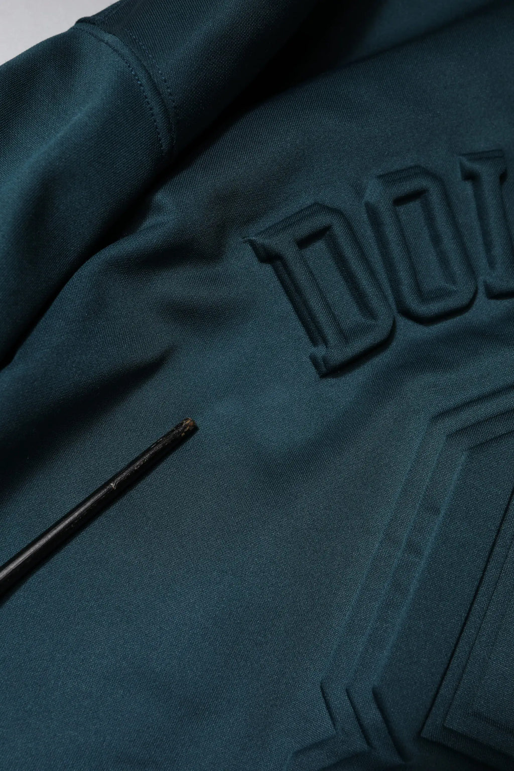 Pull over dolce & gabbana vert foncé en coton avec logo embossé et design géométrique sur le devant