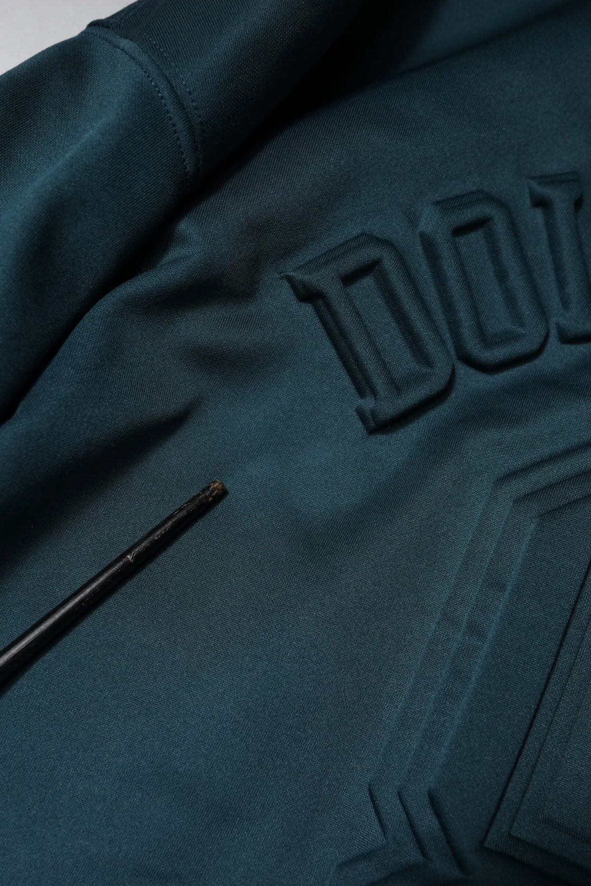 Pull over dolce & gabbana vert foncé en coton avec logo embossé et design géométrique sur le devant