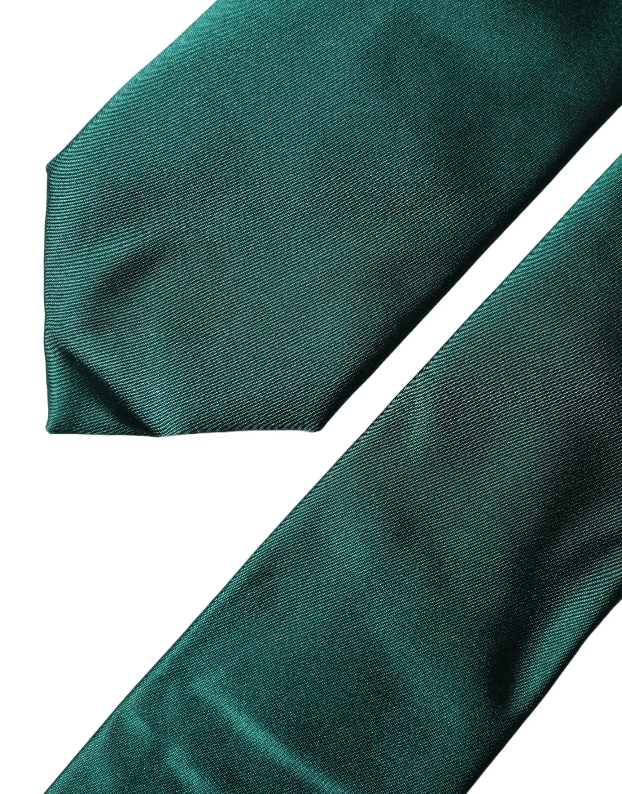 Une cravate en soie satinée vert foncé réglable pour femme de dolce & gabbana avec texture tissée subtile