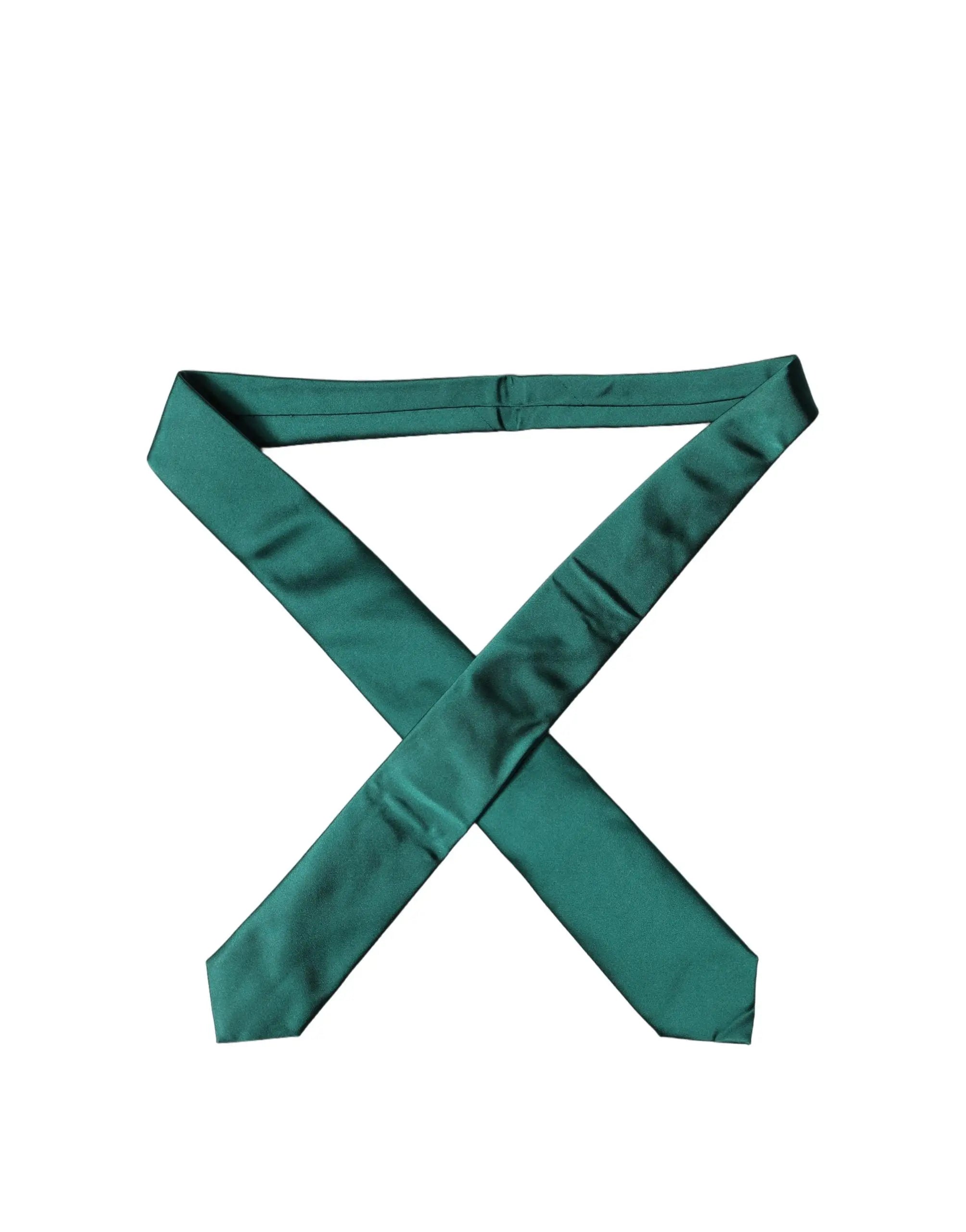 Cravate femme dolce & gabbana en satin de soie vert émeraude ajustable présentée croisée sur fond blanc