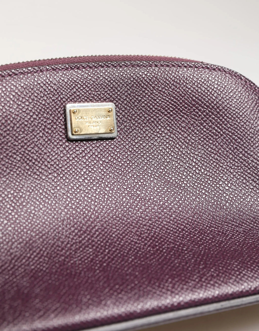 Trousse cosmétique en cuir violet texturé dolce & gabbana avec plaque métallique dorée