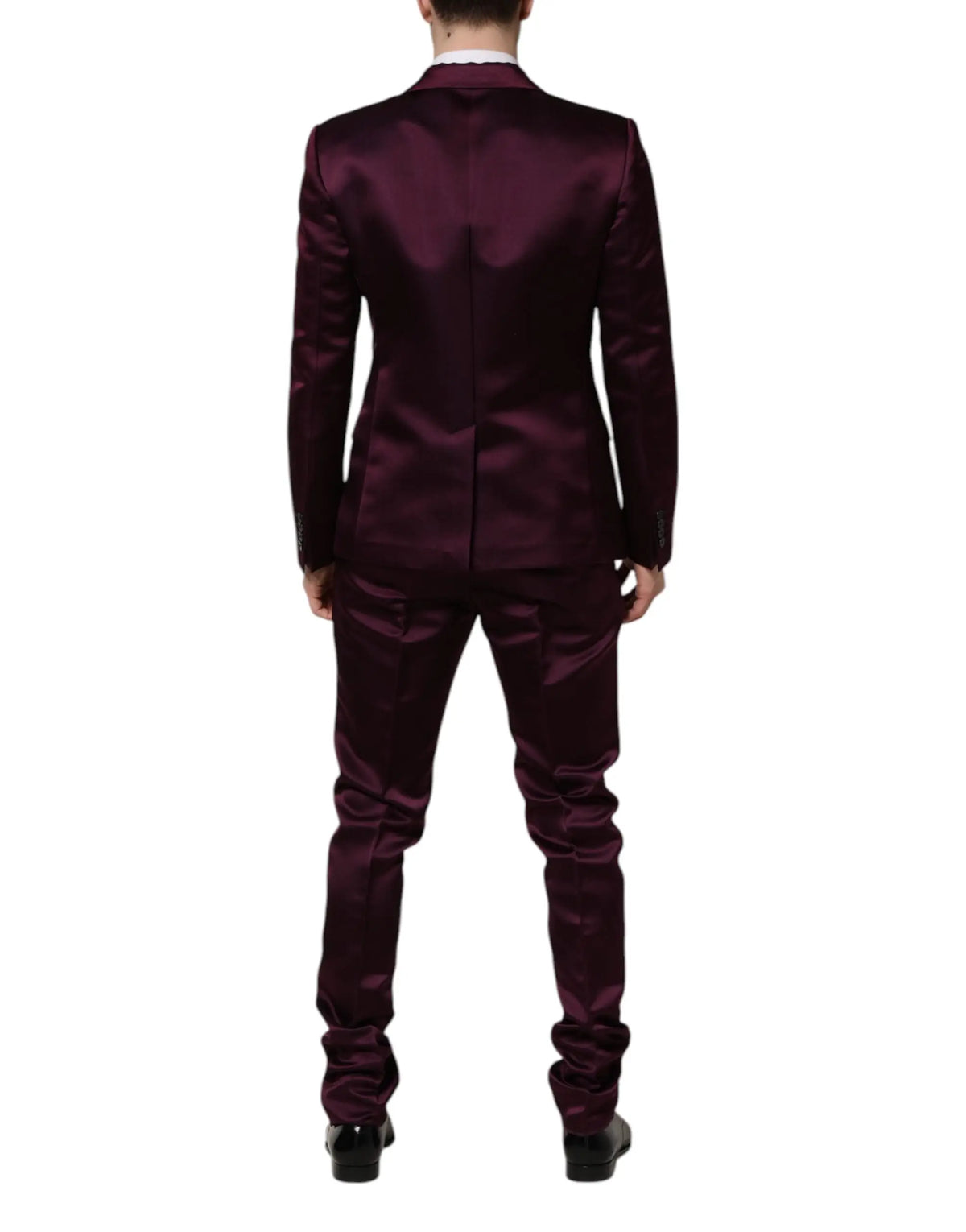 Un costume trois pièces dolce gabbana en soie bordeaux satiné avec une coupe ajustée et un léger éclat
