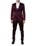 Un costume trois pièces en soie noir violet foncé dolce & gabbana avec veste et pantalon assortis en satin bordeaux élégant