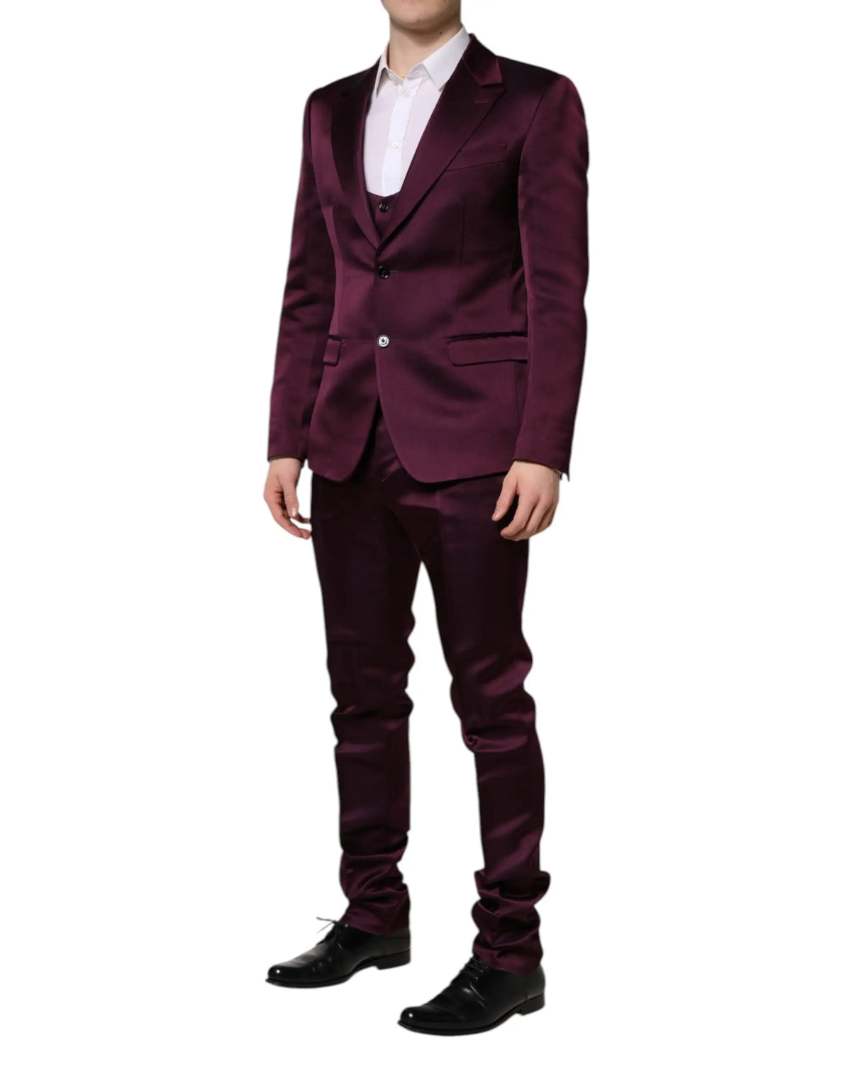 Un costume trois pièces dolce gabbana en soie violet foncé avec finition satinée, veste assortie et pantalon