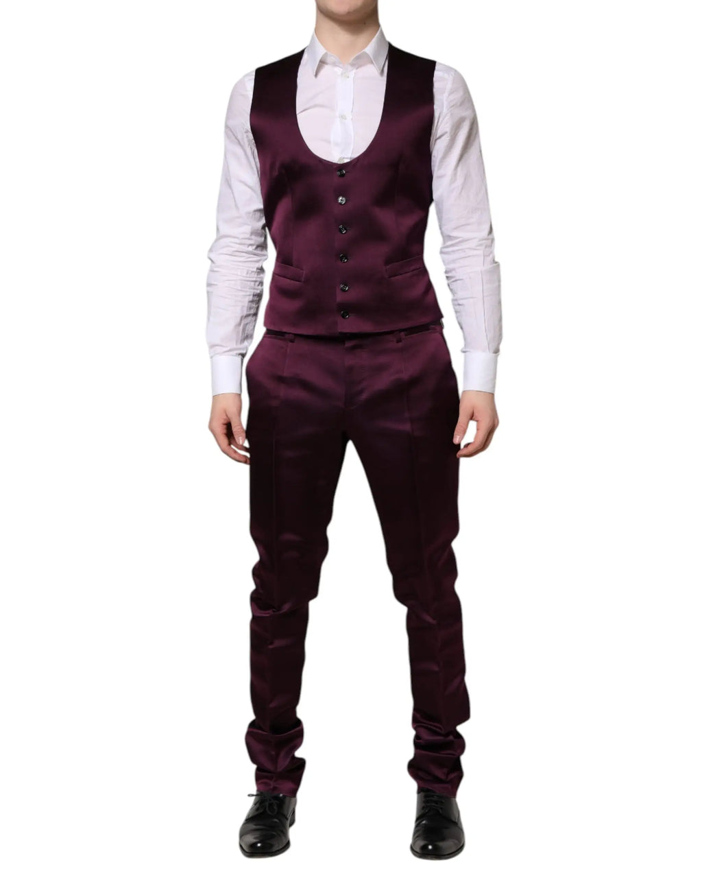 L homme porte un gilet en satin bordeaux élégant avec des boutons noirs et un pantalon assorti dans le costume dolce & gabbana en soie violette foncée trois pièces à simple boutonnage