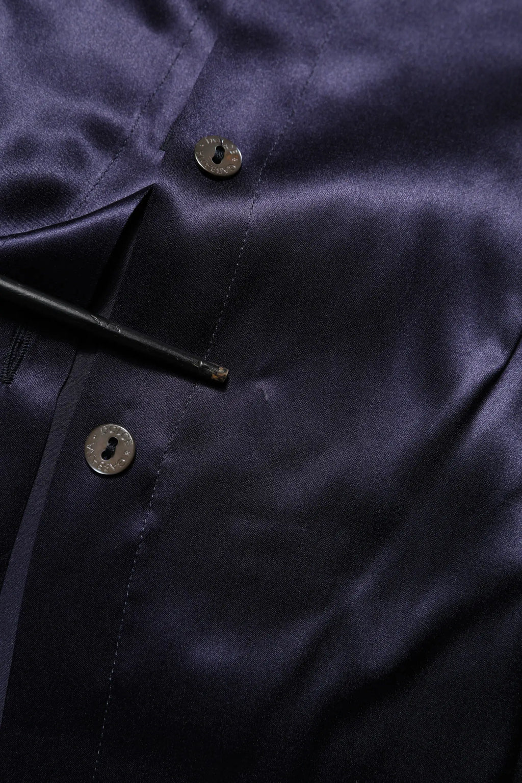 Dolce & Gabbana blouse en satin bleu marine avec col ascot en soie violette et boutons métalliques
