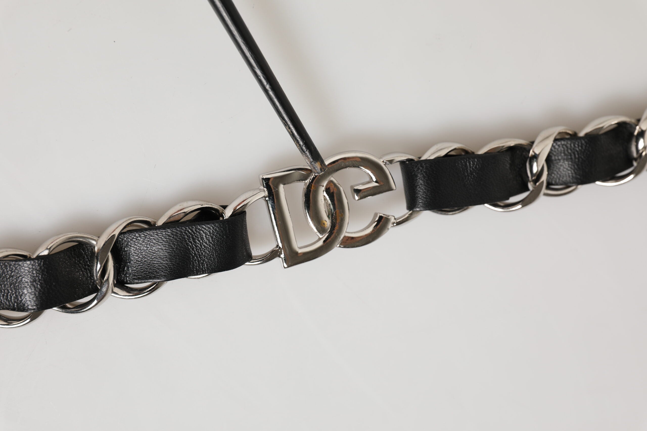 Sangle d'épaule en cuir noir Dolce & Gabbana avec chaîne argentée pour sac à main ou accessoire de mode.