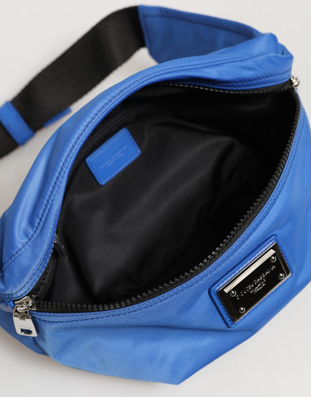 Sac banane en nylon Dolce & Gabbana avec plaque logo bleue, ceinture masculine, style pratique et tendance.