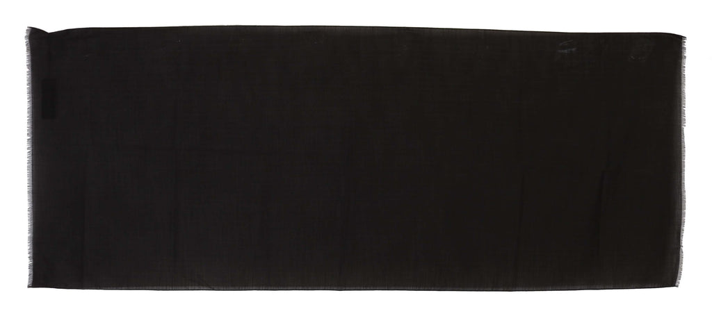 Écharpe enveloppante en laine vierge gris foncé à rayures de Dolce & Gabbana, doux et élégante, portée enroulée.
