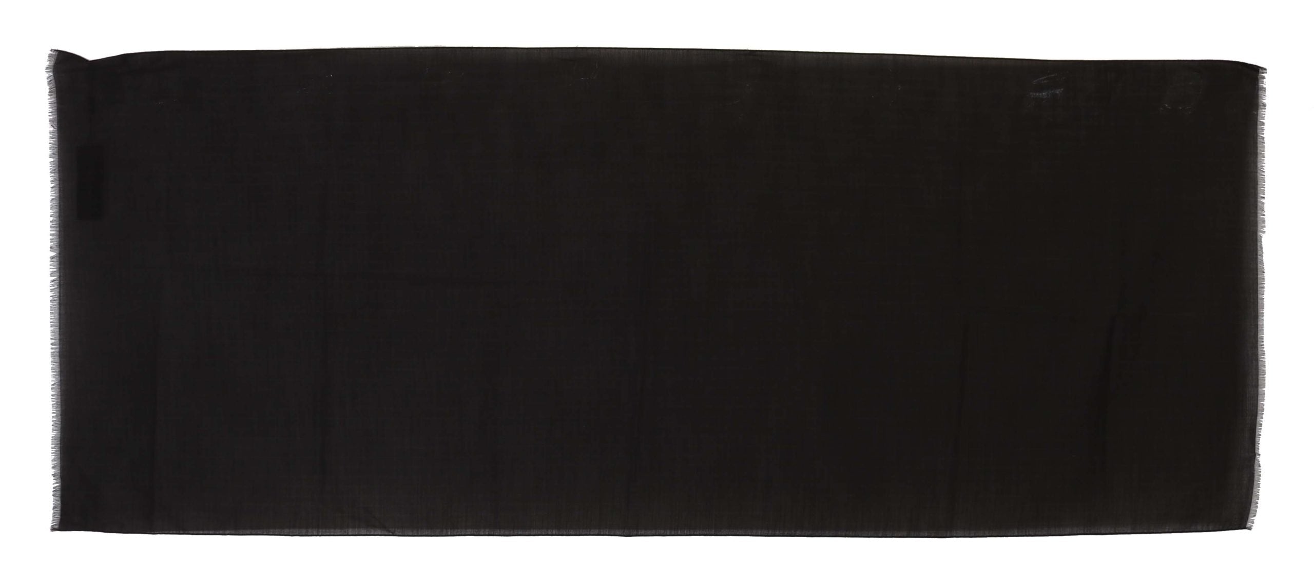 Écharpe enveloppante en laine vierge gris foncé à rayures de Dolce & Gabbana, doux et élégante, portée enroulée.