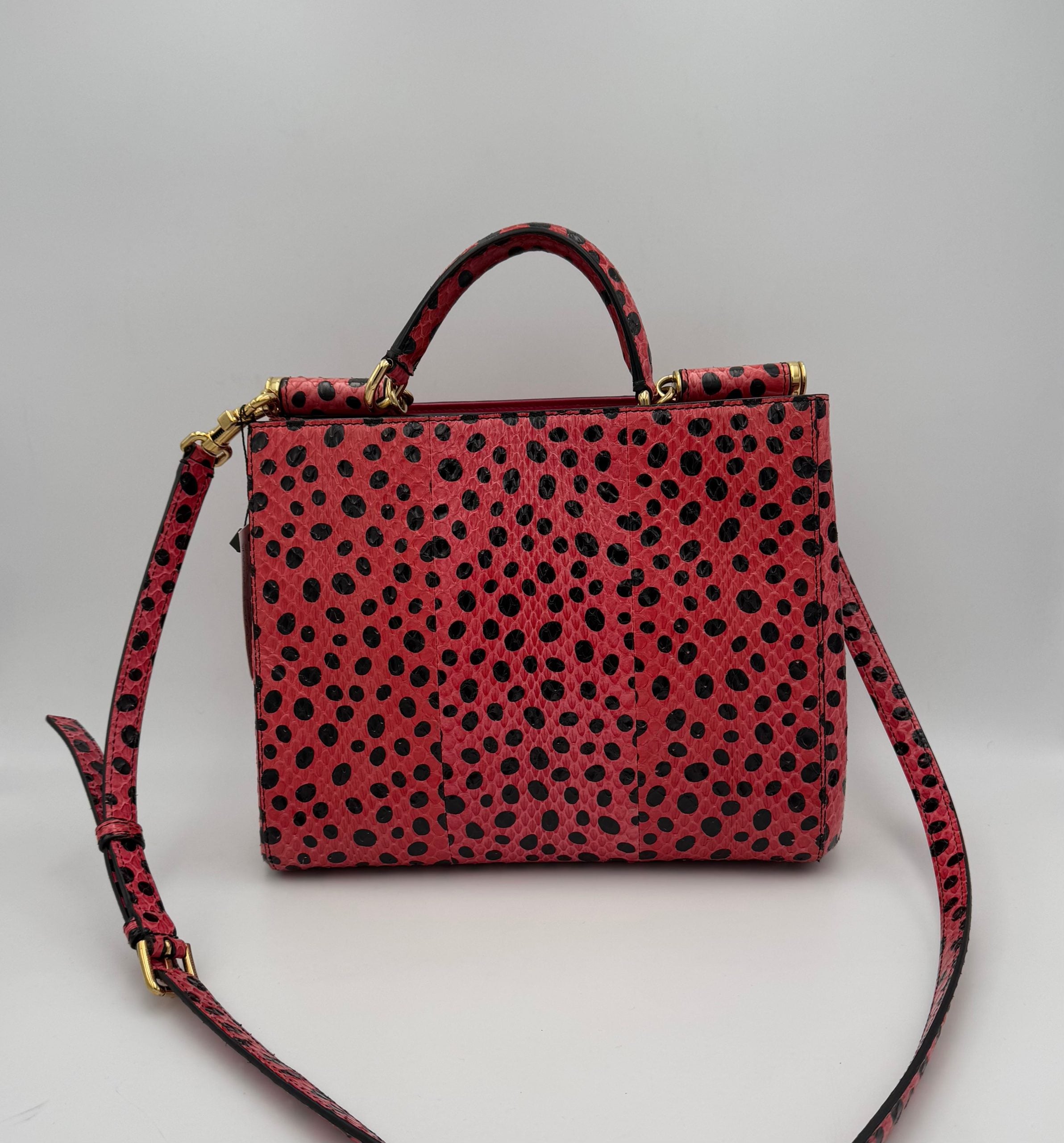 Sac à main Dolce & Gabbana Sicily en cuir reptile, élégant et sophistiqué, avec détail de la texture en peau de serpent.