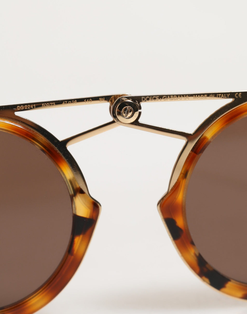 Lunettes de soleil Dolce & Gabbana Havana dorées avec monture en acétate, style œil de chat, fabriquées à la main.